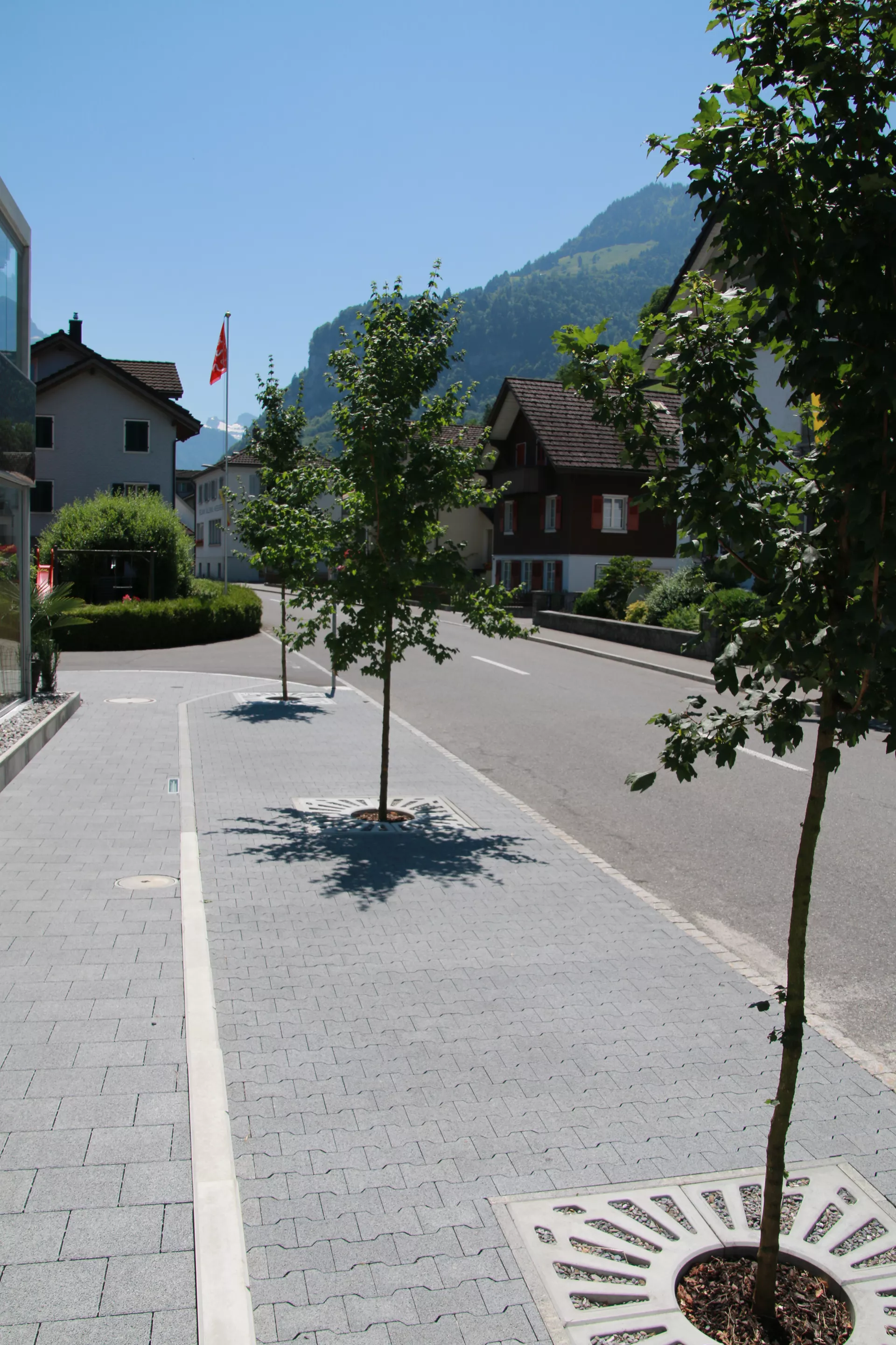 COMO Baumscheibe grau glatt gefast bewehrt geschlitzt mit Aussparung R 28 cm L 62.5 cm B 62.5 cm H 8 cm BK A 15