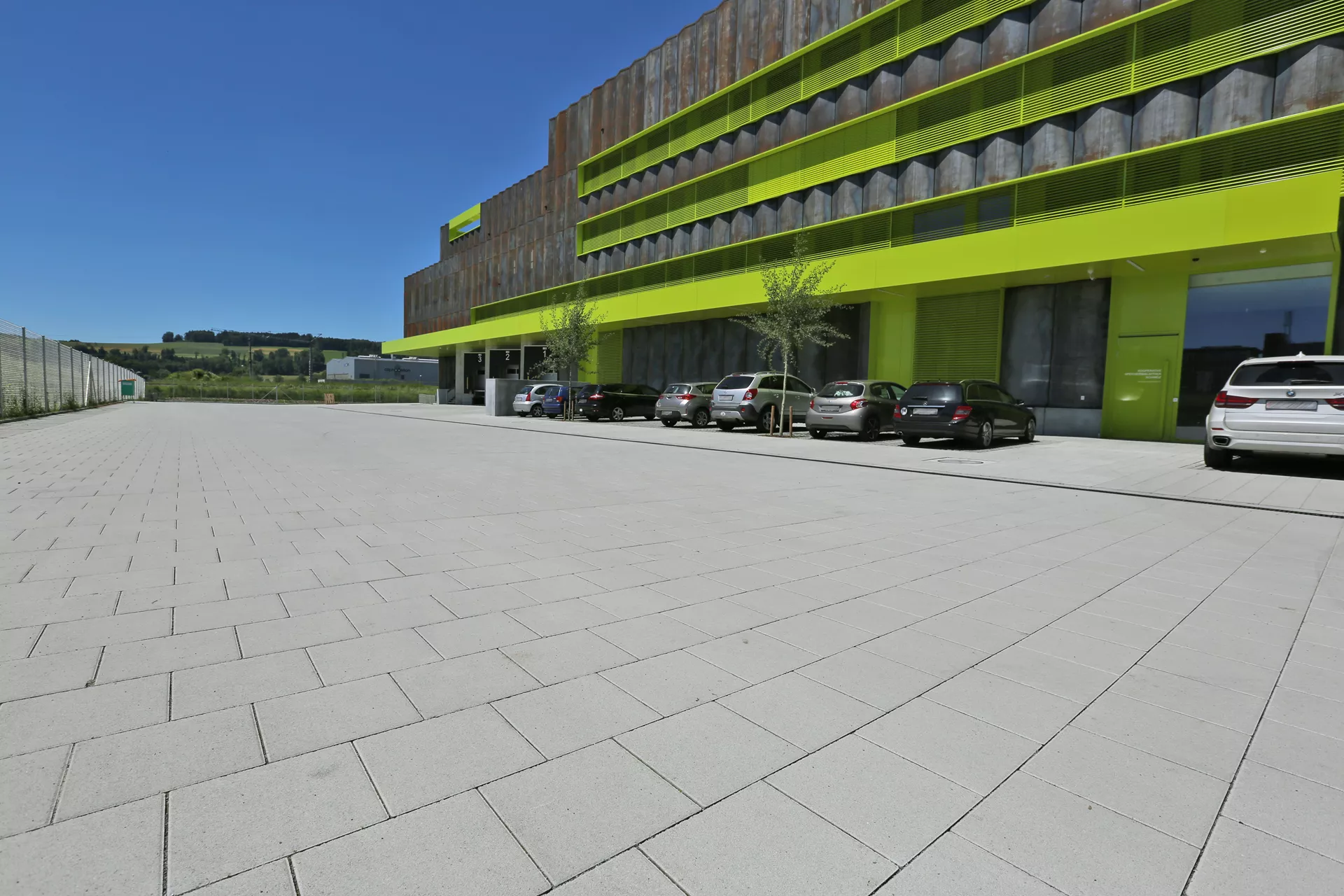 VS 5 Schwerlaststein mit Verschiebesicherung grau glatt gefast englisch palettiert L 30 cm B 30 cm H 12.8 cm