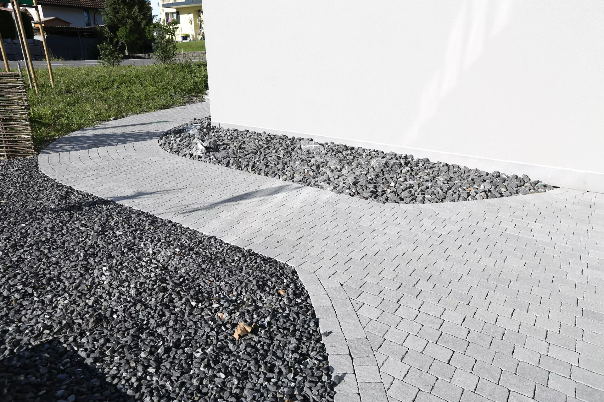 FRIEDA Pflasterstein perlgrau strukturiert Kanten gebr. L 8.8-11.8 cm B 9.8 cm H 7 cm