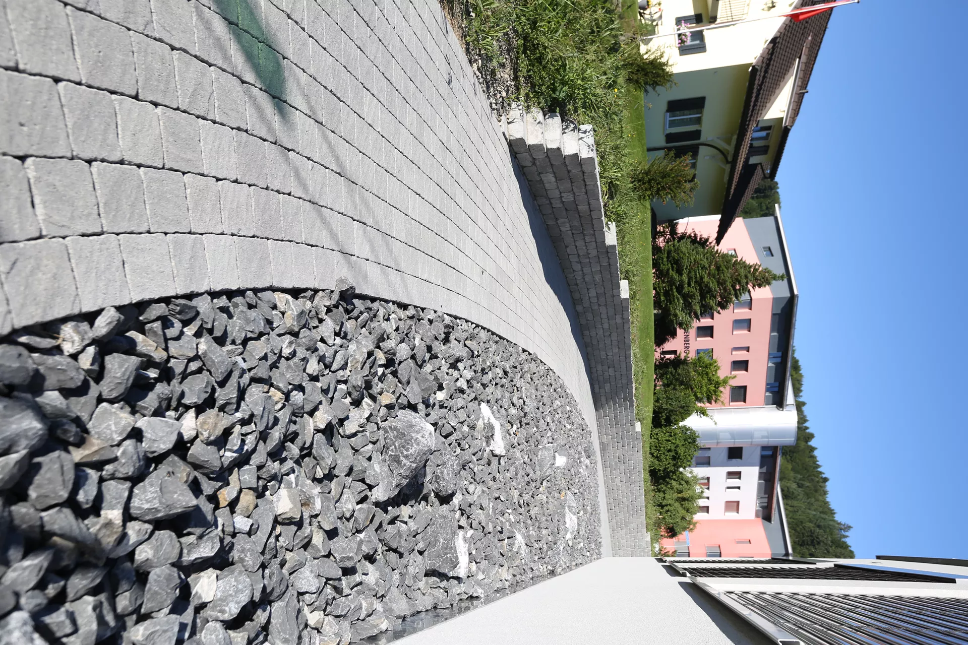 FRIEDA Pflasterstein perlgrau strukturiert Kanten gebr. L 8.8-11.8 cm B 9.8 cm H 7 cm