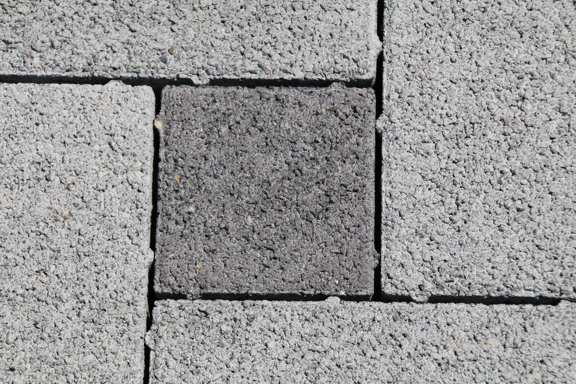 CARENA Sickerstein fino mit Nocken anthrazit haufwerksporig gefast L 12.5 cm B 12.5 cm H 6 cm