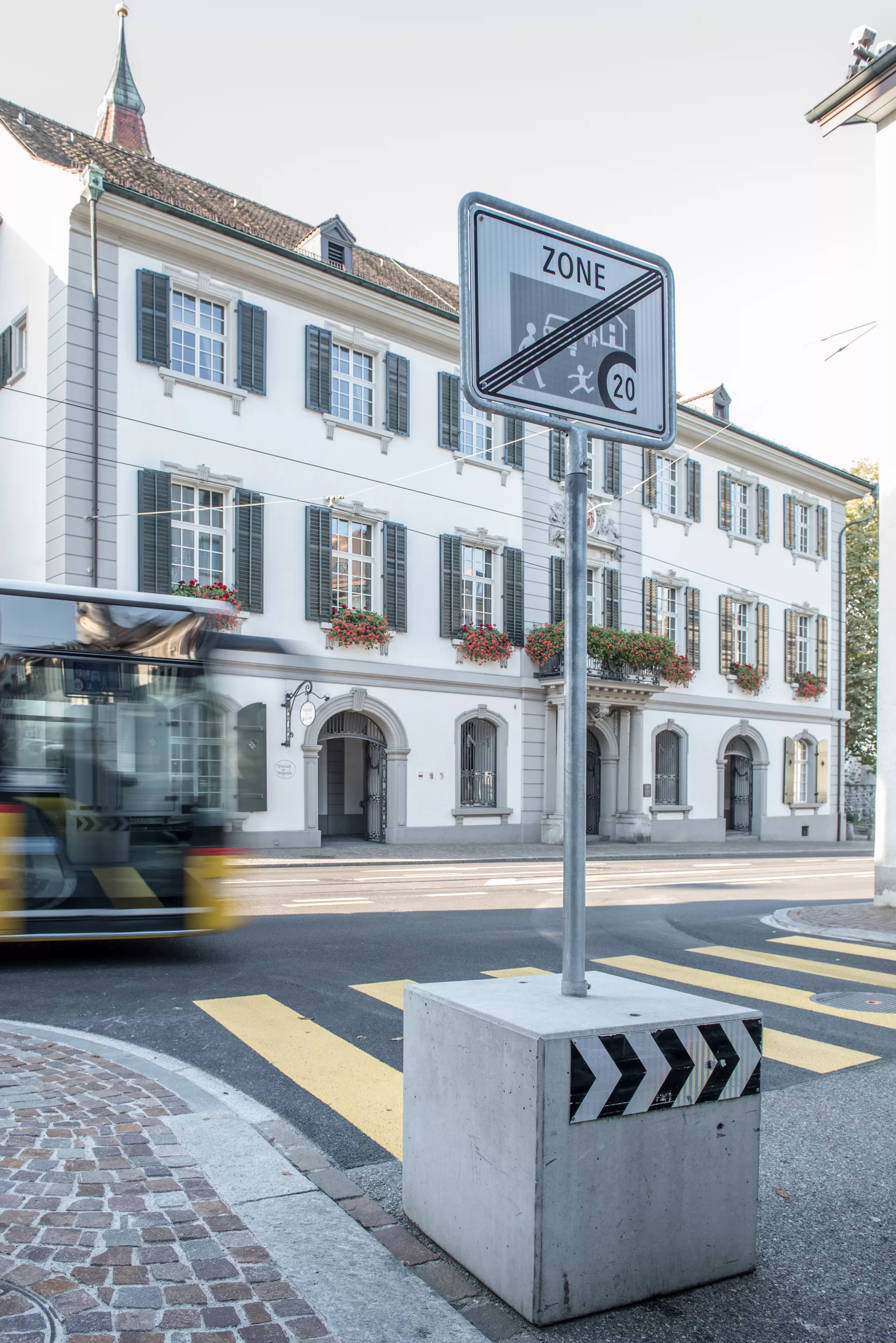 WILD Absperrsockel grau glatt gefast L 70 cm B 70 cm H 70 cm