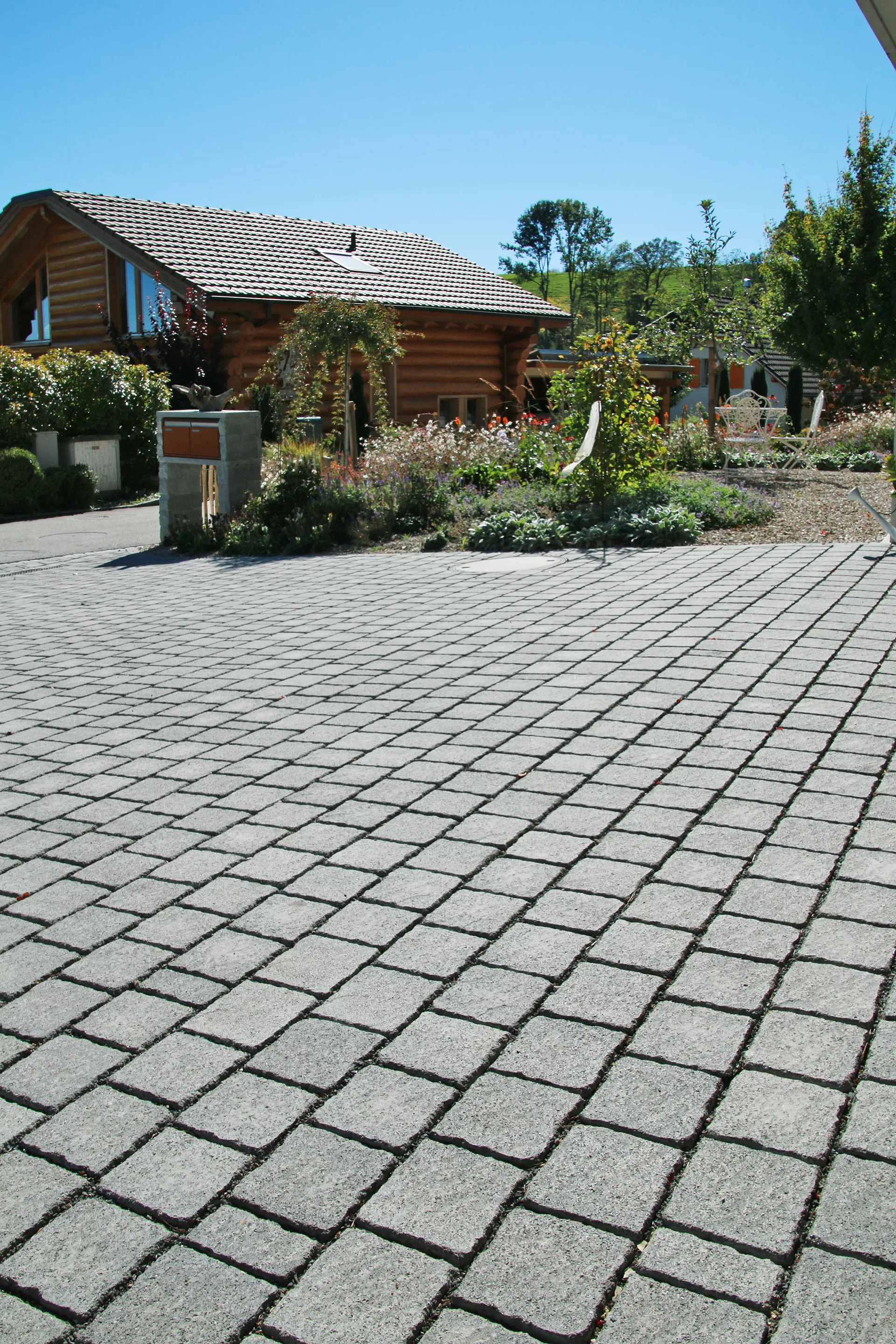 FRIEDA DRAIN Ökostein perlgrau strukturiert Kanten gebrochen L 13.8-16.8 cm B 15.1 cm H 7 cm