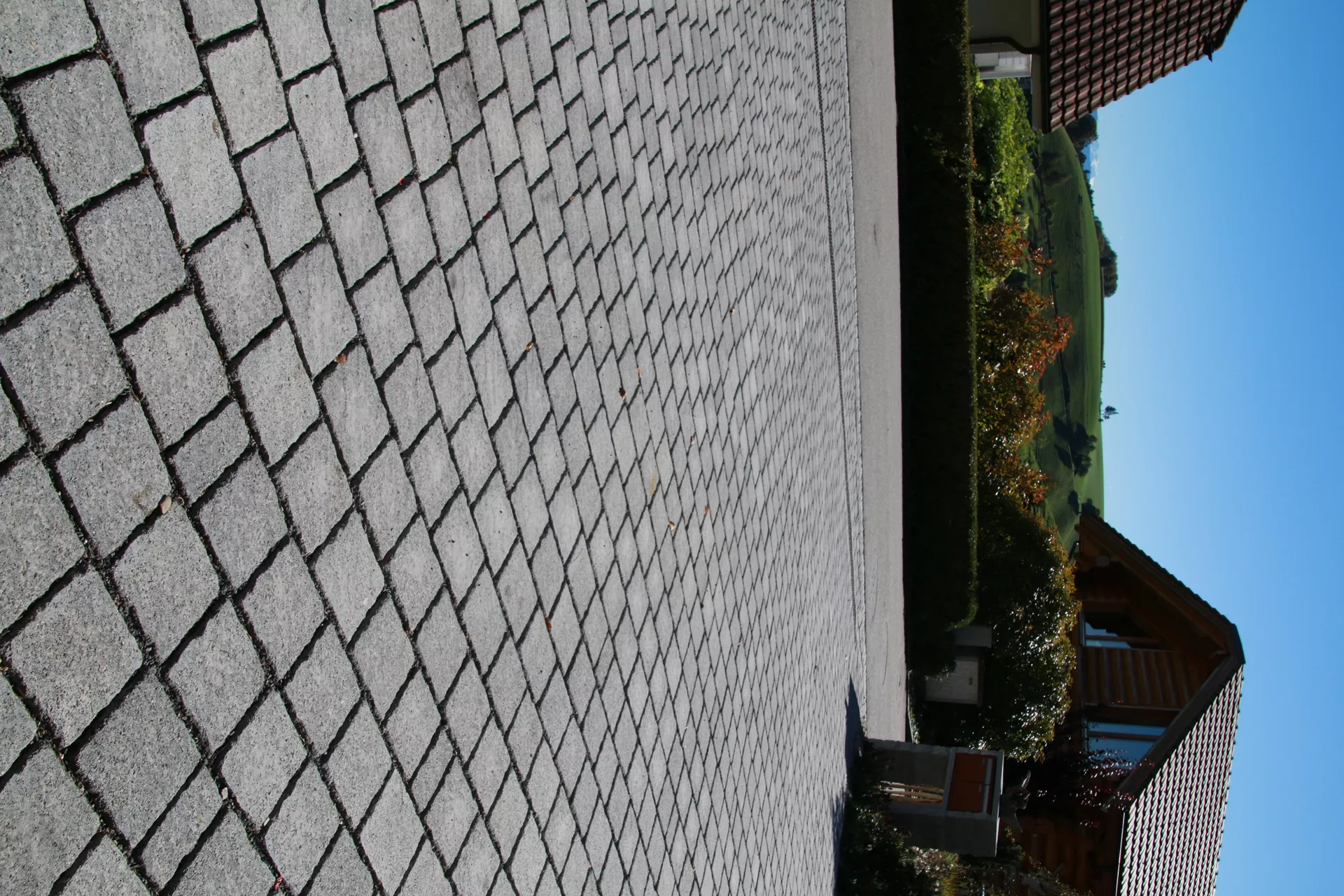 FRIEDA DRAIN Ökostein perlgrau strukturiert Kanten gebrochen L 13.8-16.8 cm B 15.1 cm H 7 cm