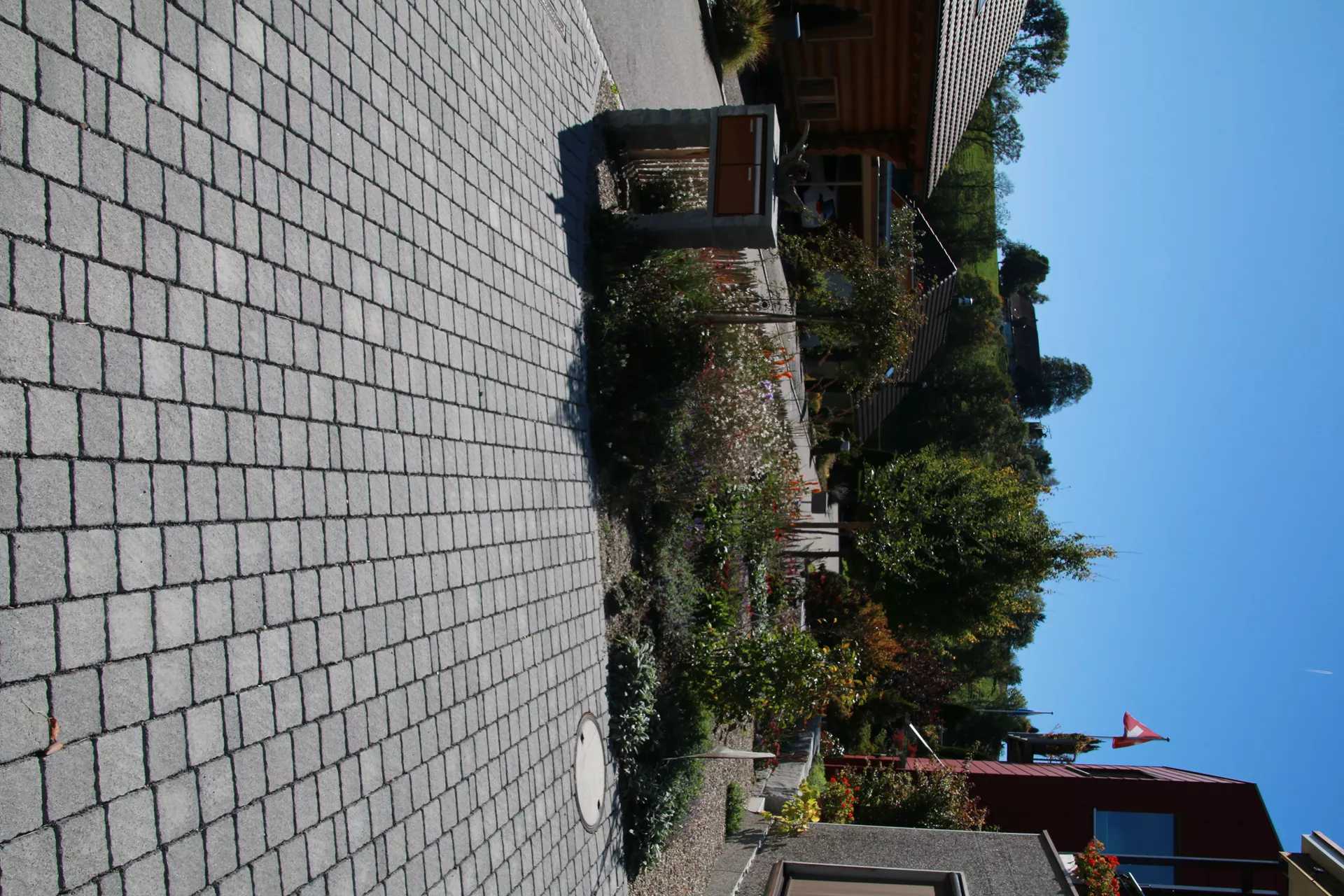 FRIEDA DRAIN Ökostein perlgrau strukturiert Kanten gebrochen L 13.8-16.8 cm B 15.1 cm H 7 cm