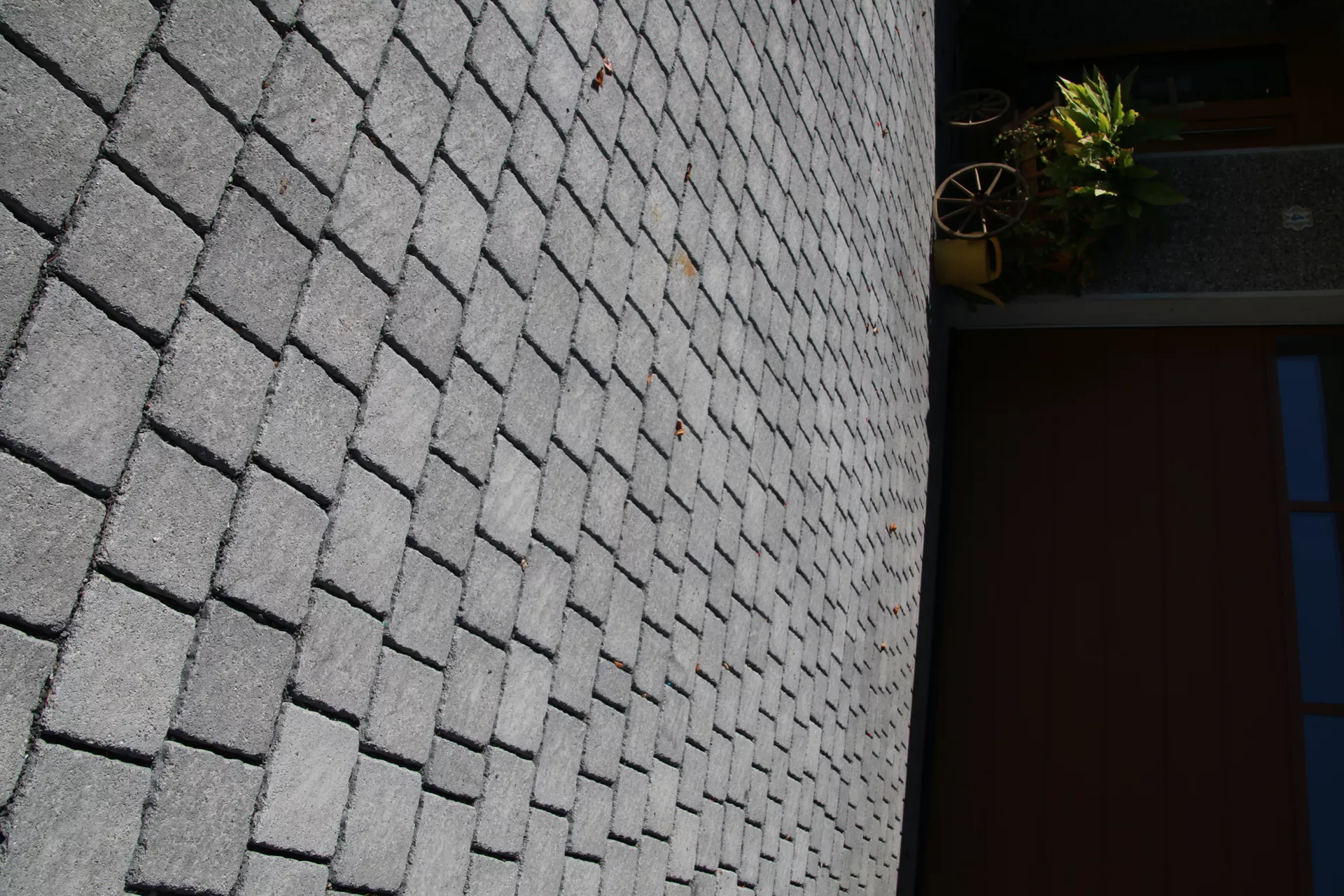 FRIEDA DRAIN Ökostein perlgrau strukturiert Kanten gebrochen L 13.8-16.8 cm B 15.1 cm H 7 cm