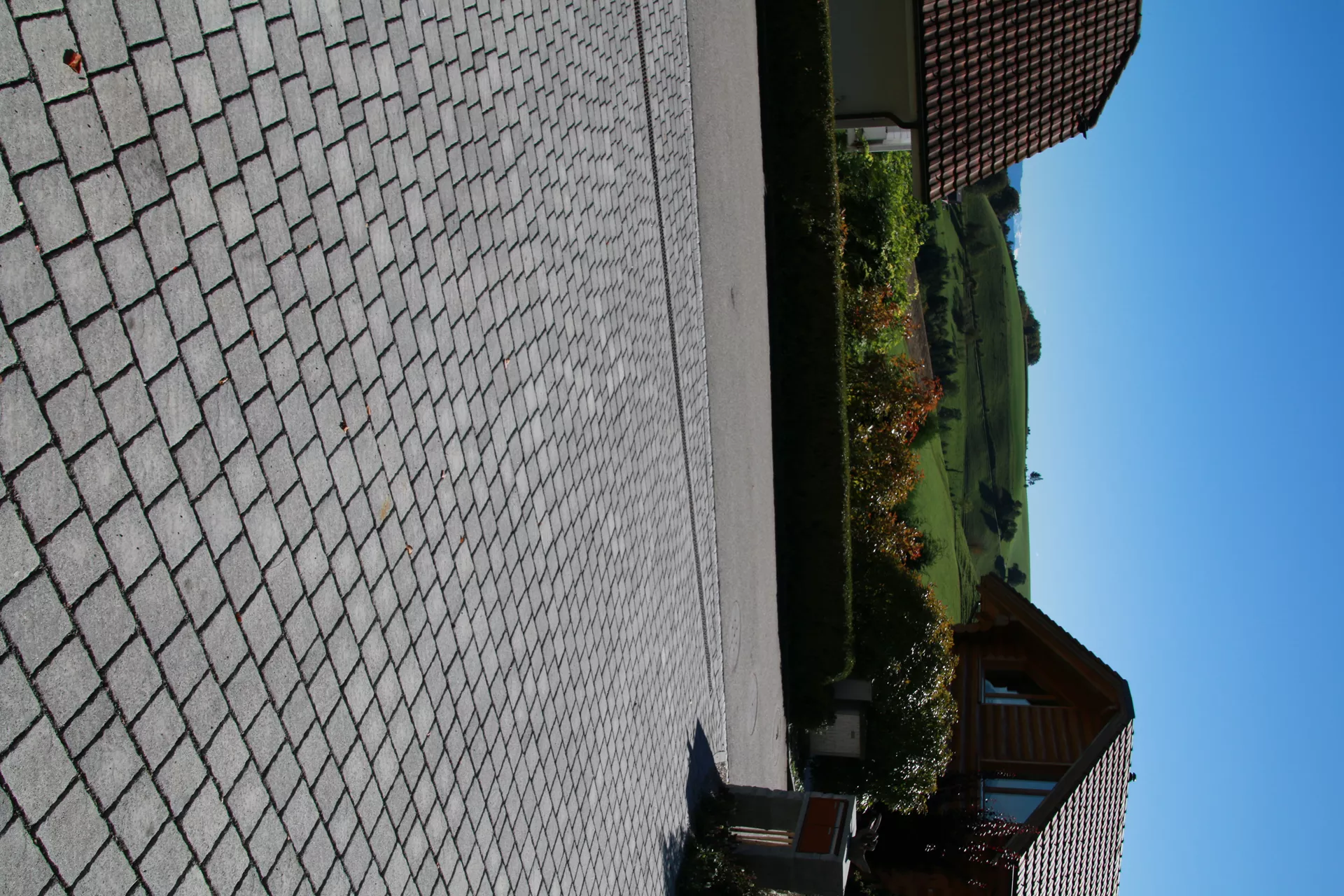 FRIEDA DRAIN Ökostein perlgrau strukturiert Kanten gebrochen L 13.8-16.8 cm B 15.1 cm H 7 cm