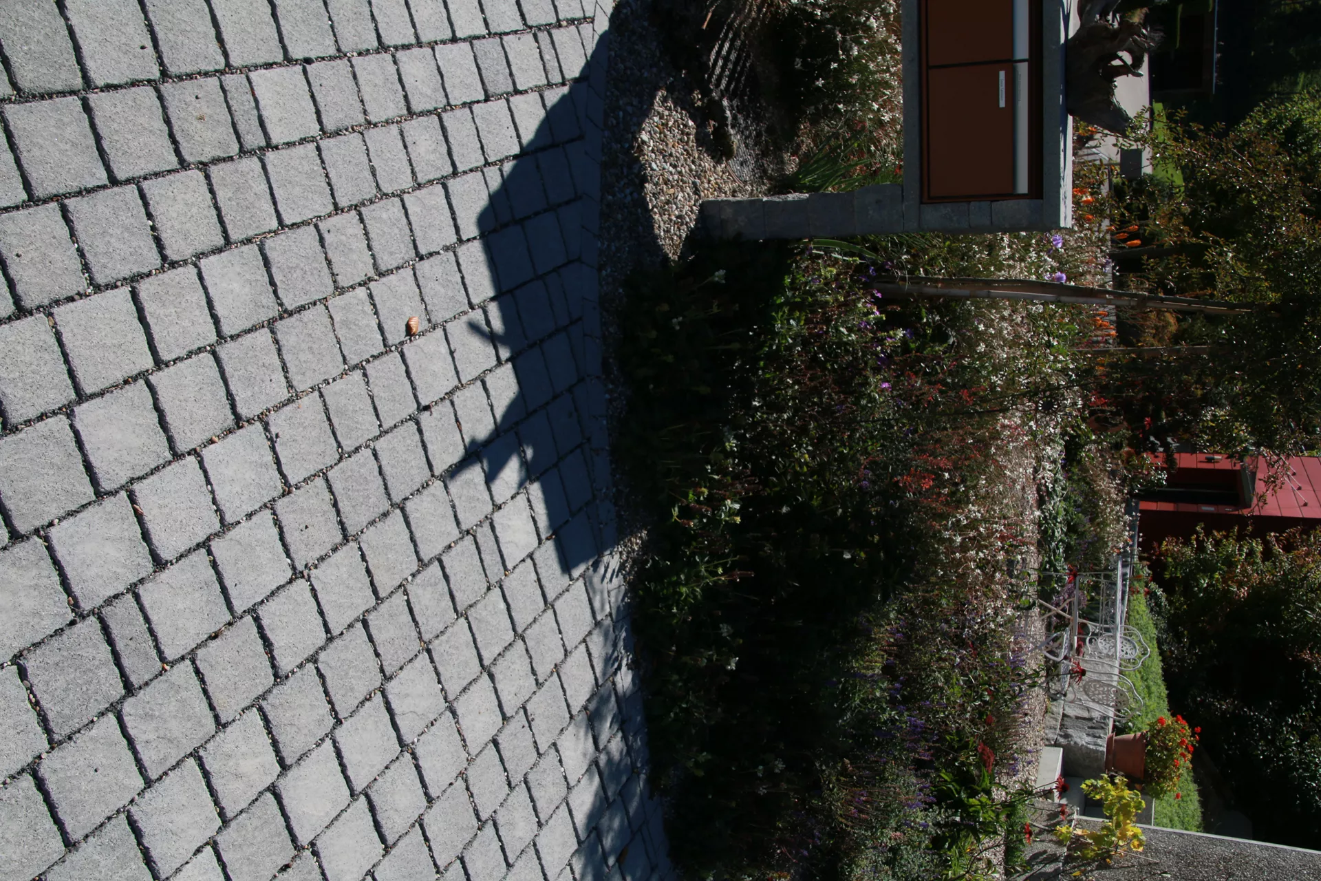 FRIEDA DRAIN Ökostein perlgrau strukturiert Kanten gebrochen L 13.8-16.8 cm B 15.1 cm H 7 cm