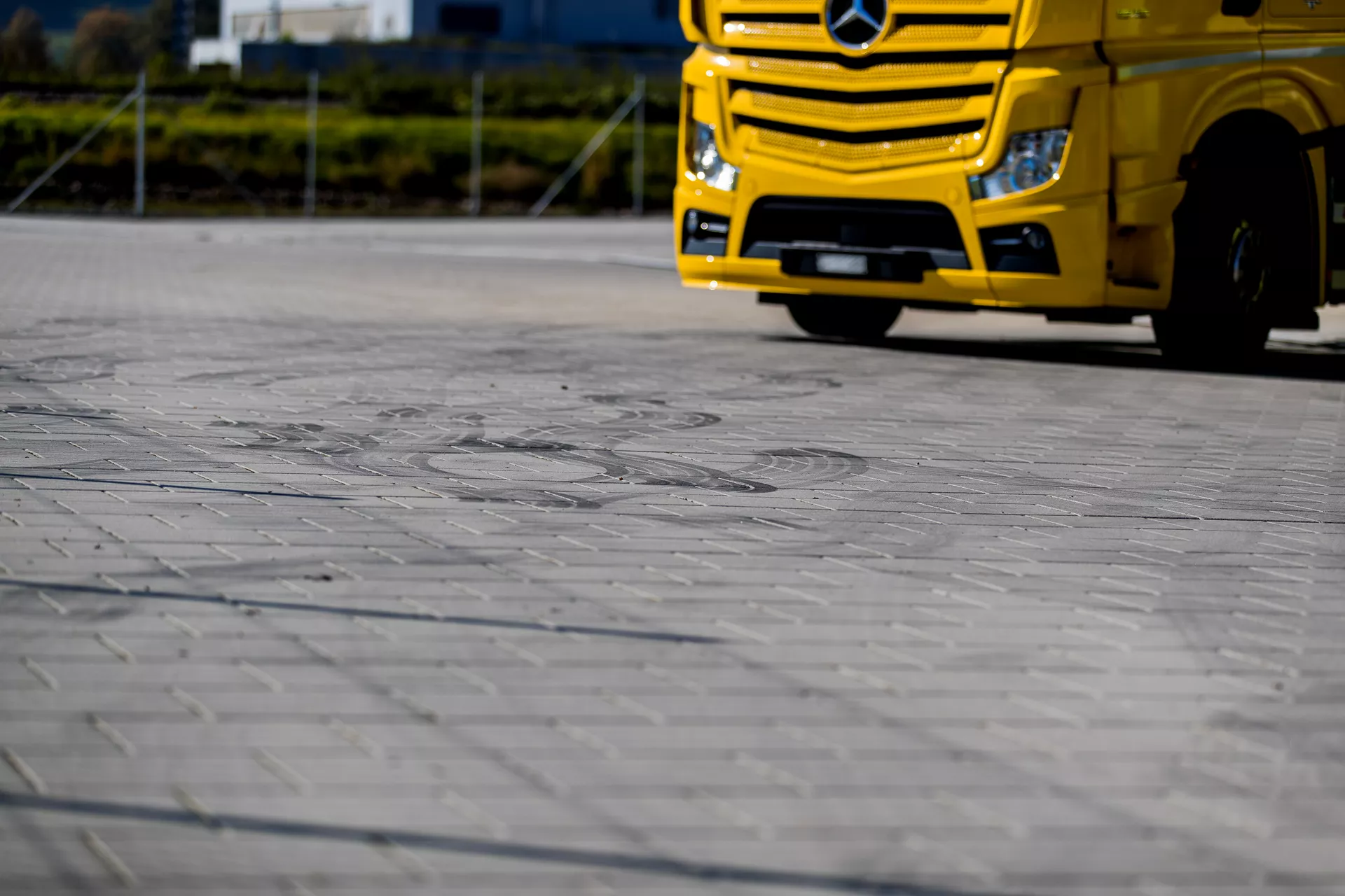 VS 5 Schwerlaststein mit Verschiebesicherung grau glatt gefast englisch palettiert L 30 cm B 30 cm H 12.8 cm