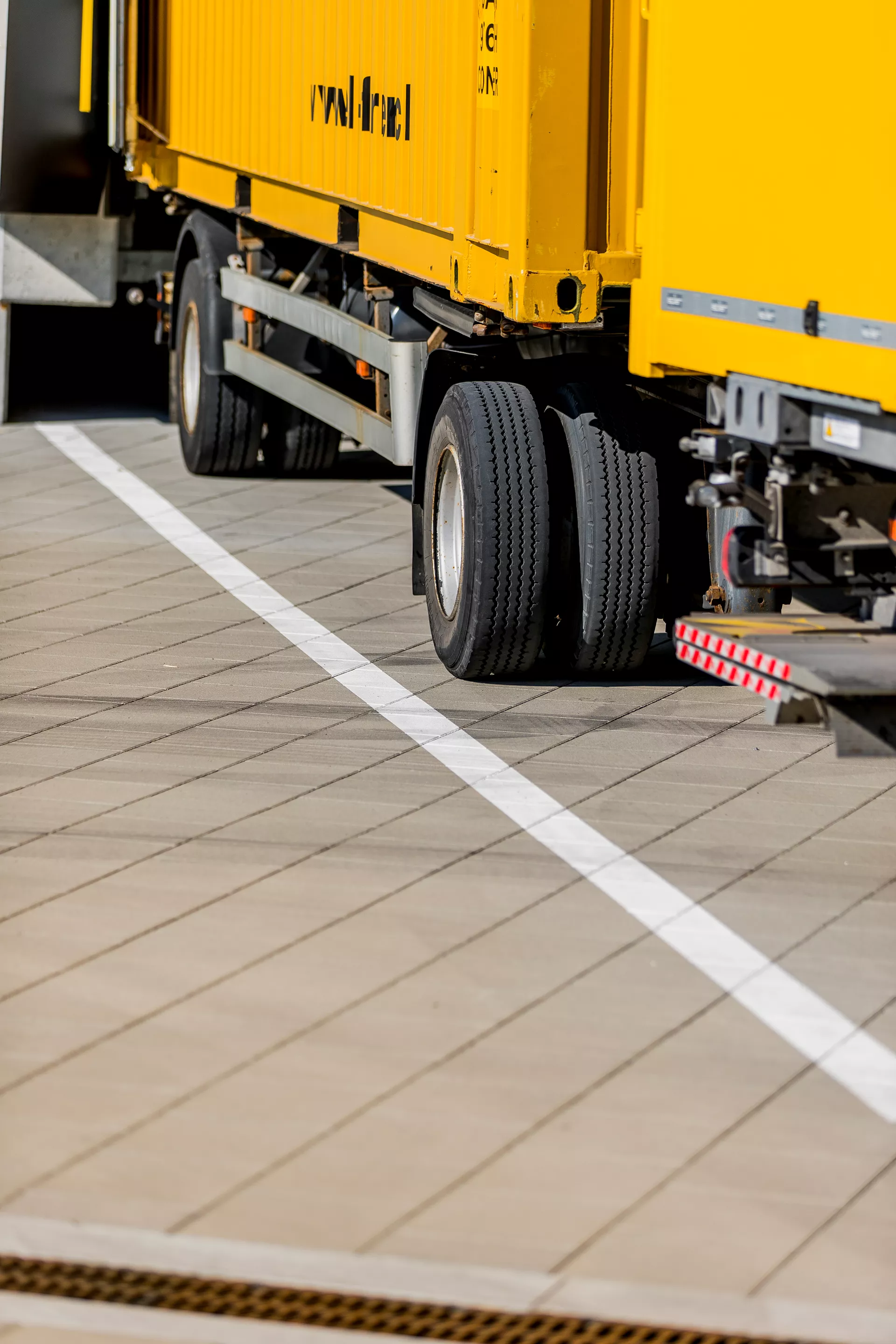 VS 5 Schwerlaststein mit Verschiebesicherung grau glatt gefast englisch palettiert L 30 cm B 30 cm H 12.8 cm