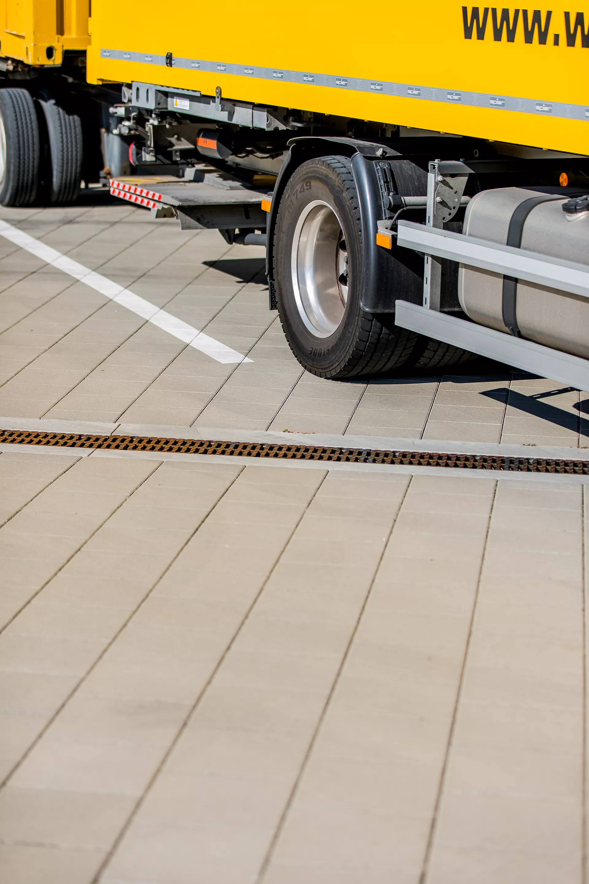 VS 5 Schwerlaststein mit Verschiebesicherung grau glatt gefast englisch palettiert L 30 cm B 30 cm H 12.8 cm