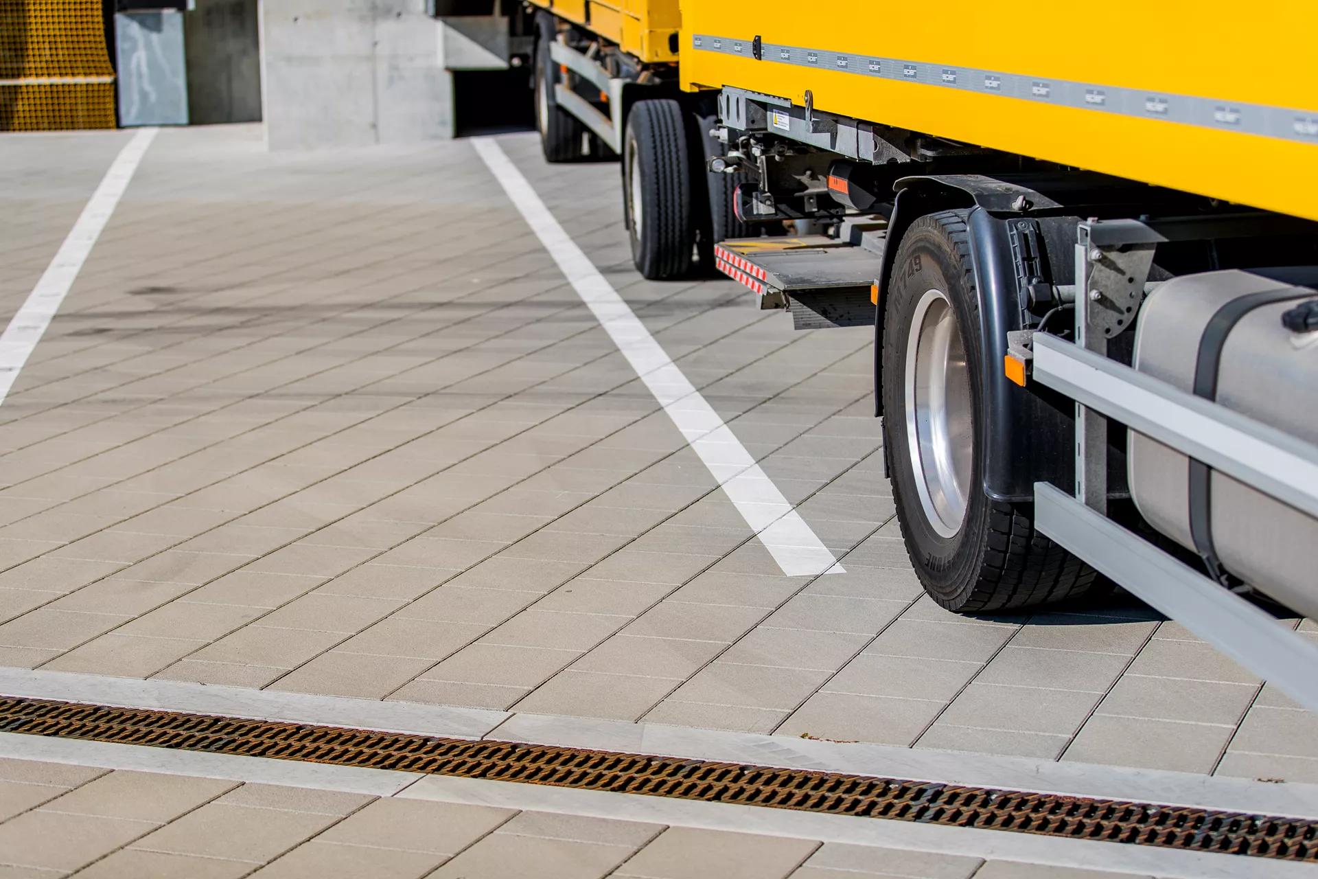 VS 5 Schwerlaststein mit Verschiebesicherung grau glatt gefast englisch palettiert L 30 cm B 30 cm H 12.8 cm