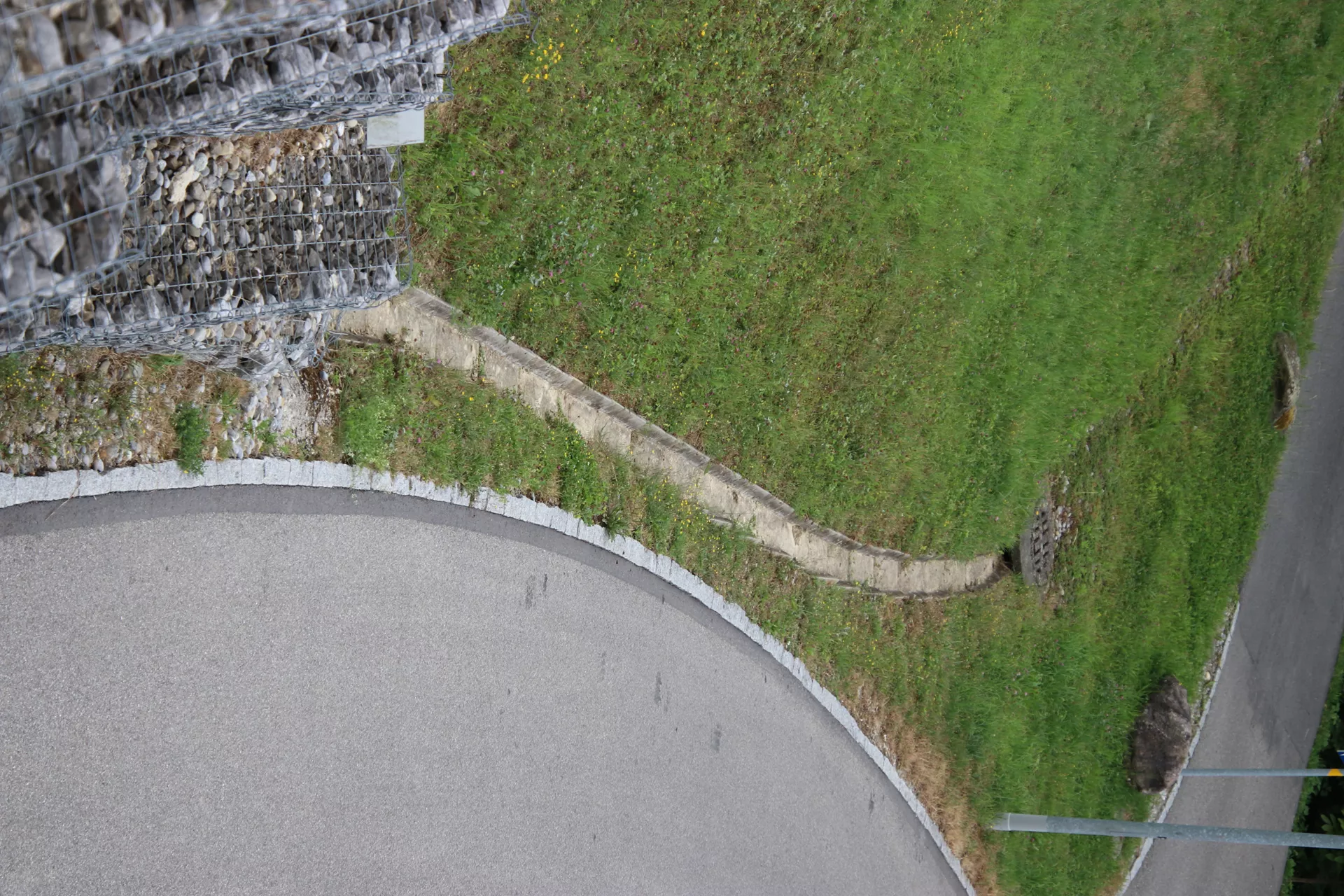 Wildbachschale bewehrt Sohlenbreite 20-28 cm L 100 cm B 38-46 cm H 15 cm