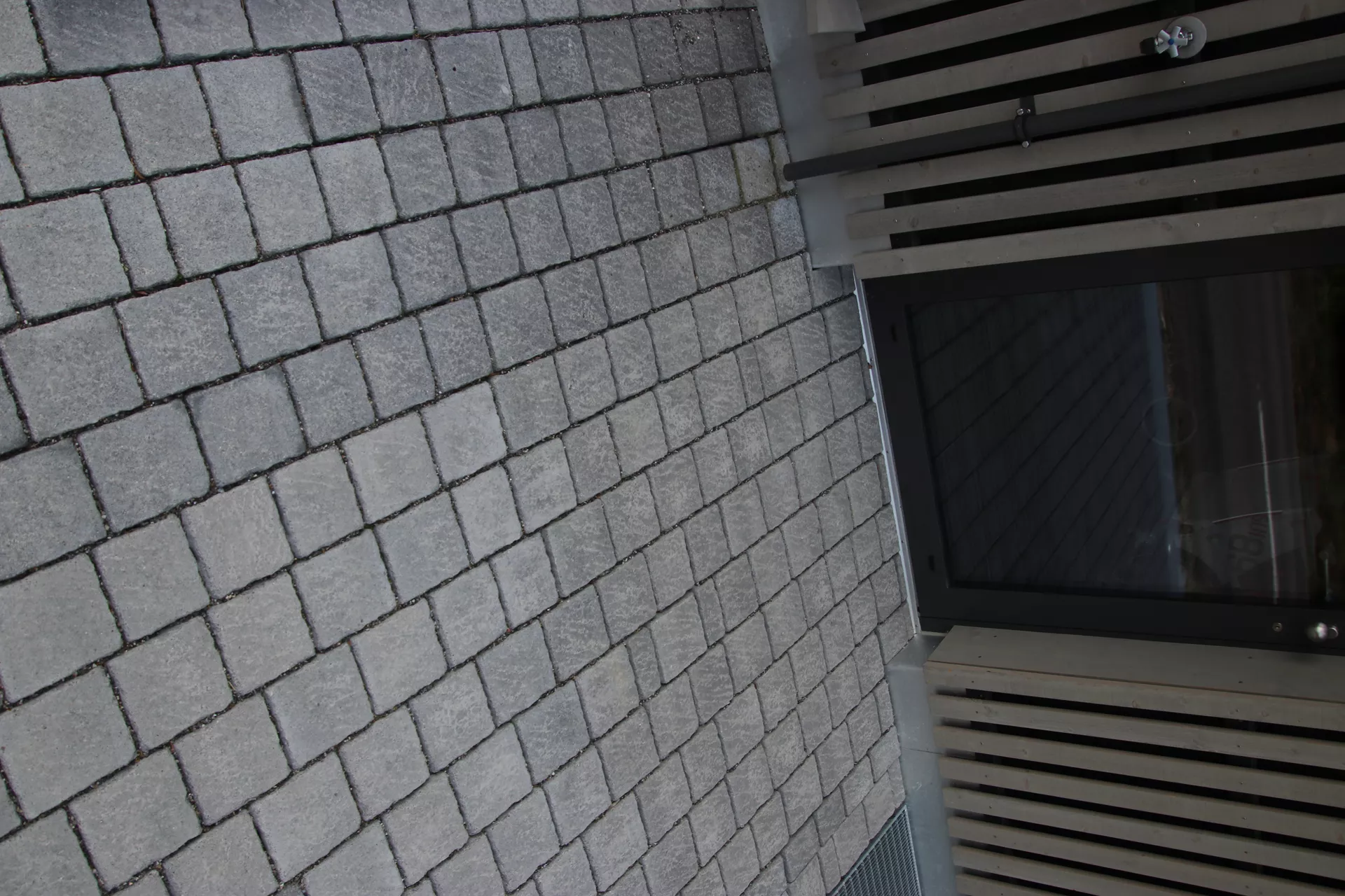 FRIEDA DRAIN Ökostein perlgrau strukturiert Kanten gebrochen L 13.8-16.8 cm B 15.1 cm H 7 cm