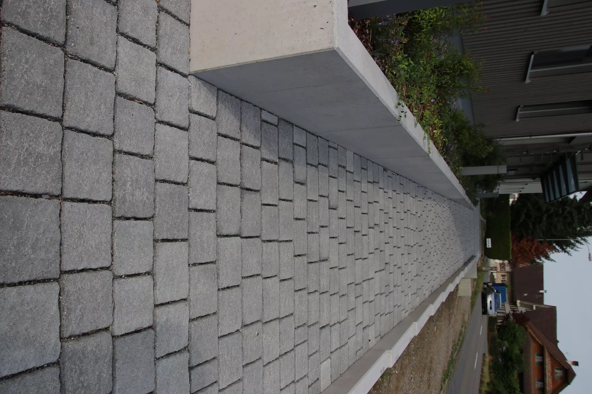 FRIEDA DRAIN Ökostein perlgrau strukturiert Kanten gebrochen L 13.8-16.8 cm B 15.1 cm H 7 cm