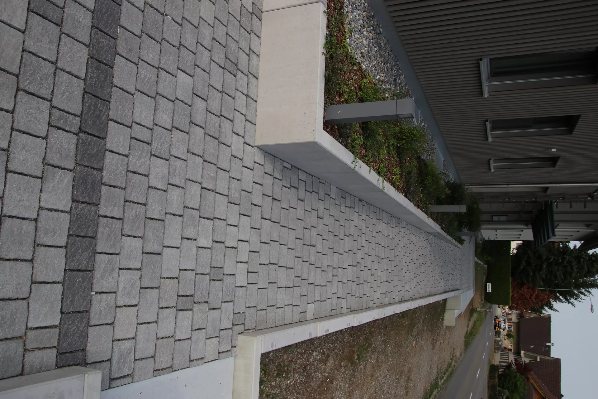 FRIEDA DRAIN Ökostein perlgrau strukturiert Kanten gebrochen L 13.8-16.8 cm B 15.1 cm H 7 cm