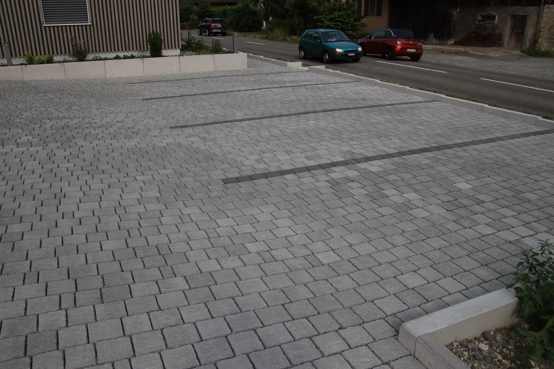 FRIEDA Pflasterstein perlgrau strukturiert Kanten gebr. L 8.8-11.8 cm B 9.8 cm H 7 cm