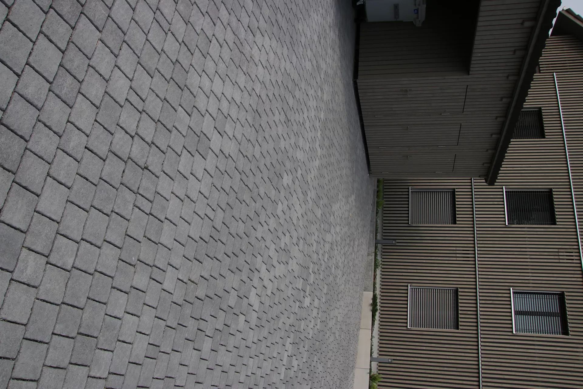 FRIEDA Pflasterstein perlgrau strukturiert Kanten gebr. L 8.8-11.8 cm B 9.8 cm H 7 cm