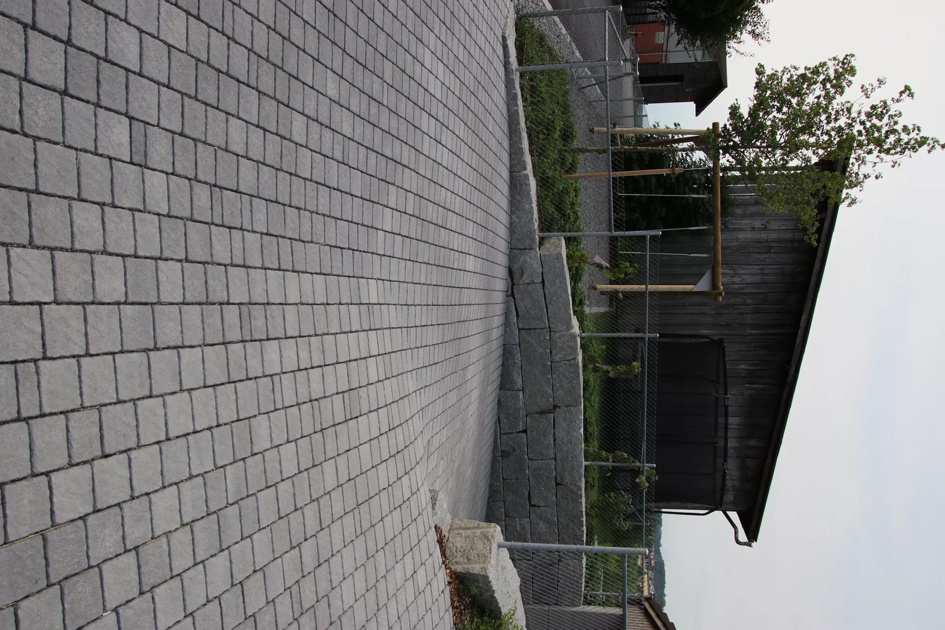 FRIEDA Pflasterstein perlgrau strukturiert Kanten gebr. L 8.8-11.8 cm B 9.8 cm H 7 cm