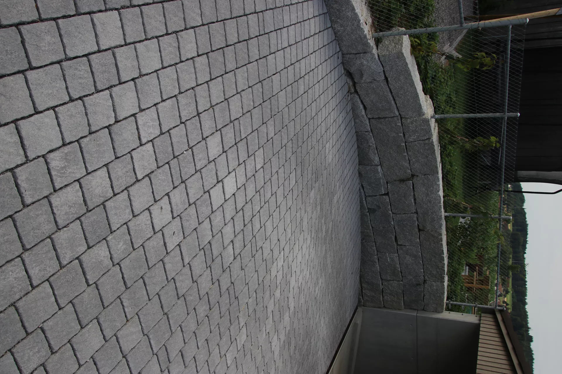 FRIEDA Pflasterstein perlgrau strukturiert Kanten gebr. L 8.8-11.8 cm B 9.8 cm H 7 cm