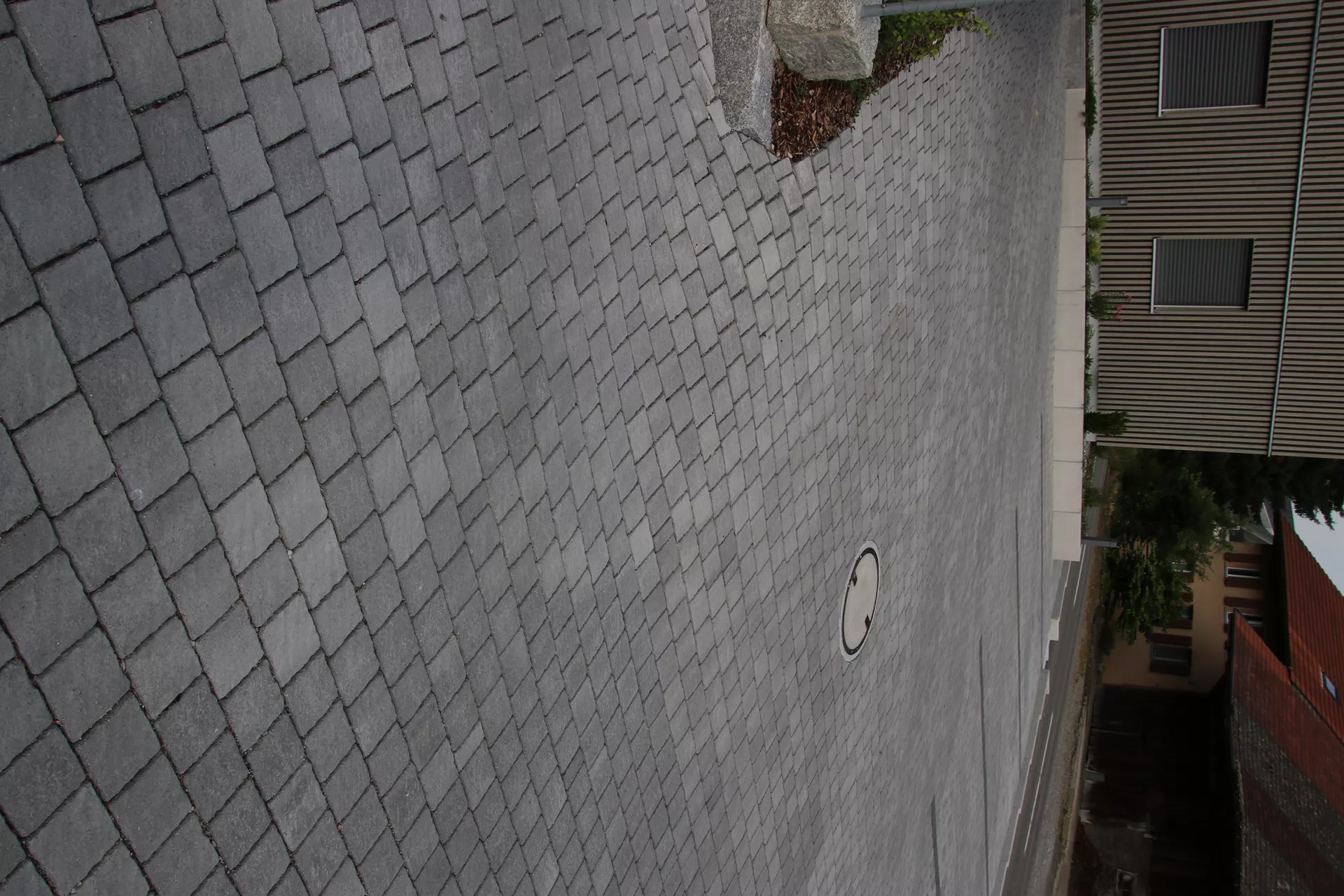 FRIEDA Pflasterstein perlgrau strukturiert Kanten gebr. L 8.8-11.8 cm B 9.8 cm H 7 cm