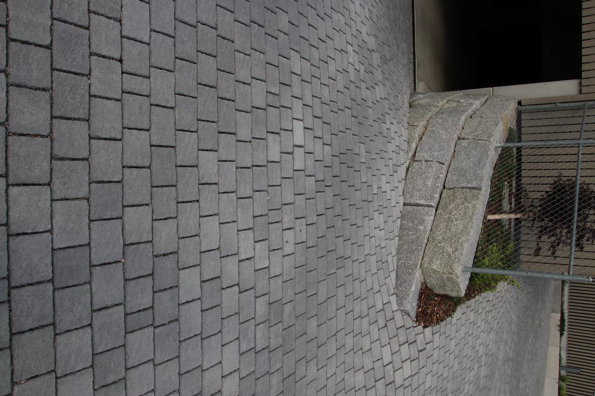 FRIEDA Pflasterstein perlgrau strukturiert Kanten gebr. L 8.8-11.8 cm B 9.8 cm H 7 cm