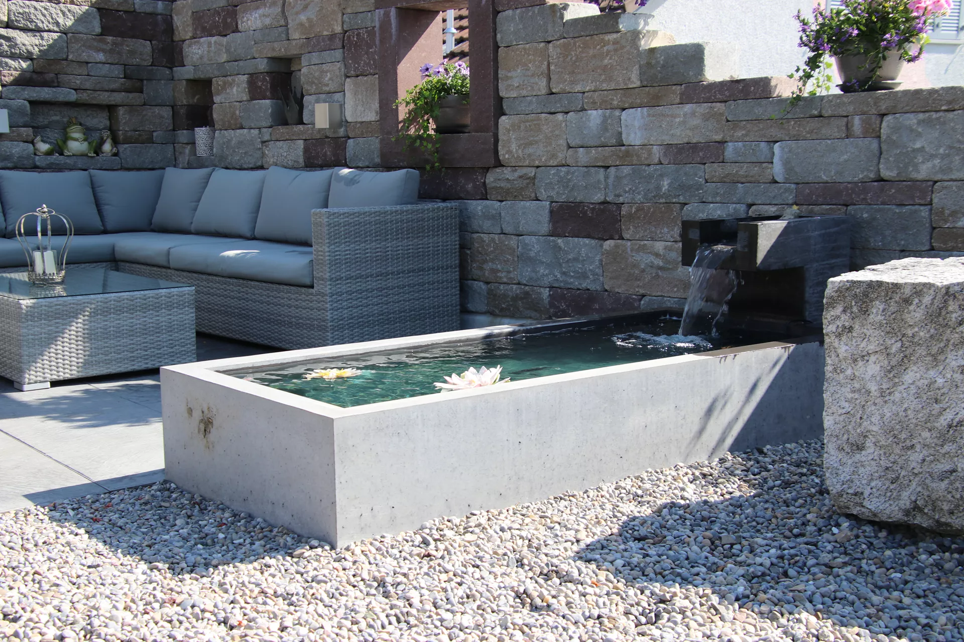 INTERMEZZO Brunnentrog grau glatt bew. Innenkante gefast Aussenkante vollk., inkl. Standrohr L 200 cm B 90 cm H 37 cm W 8 cm