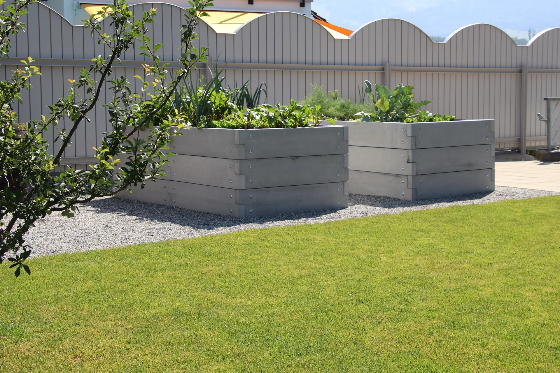 Einzelbrett zu Hochbeet mit Holzstruktur naturgrau strukturiert leicht gefast bewehrt L 120 cm H 25 cm W 6 cm