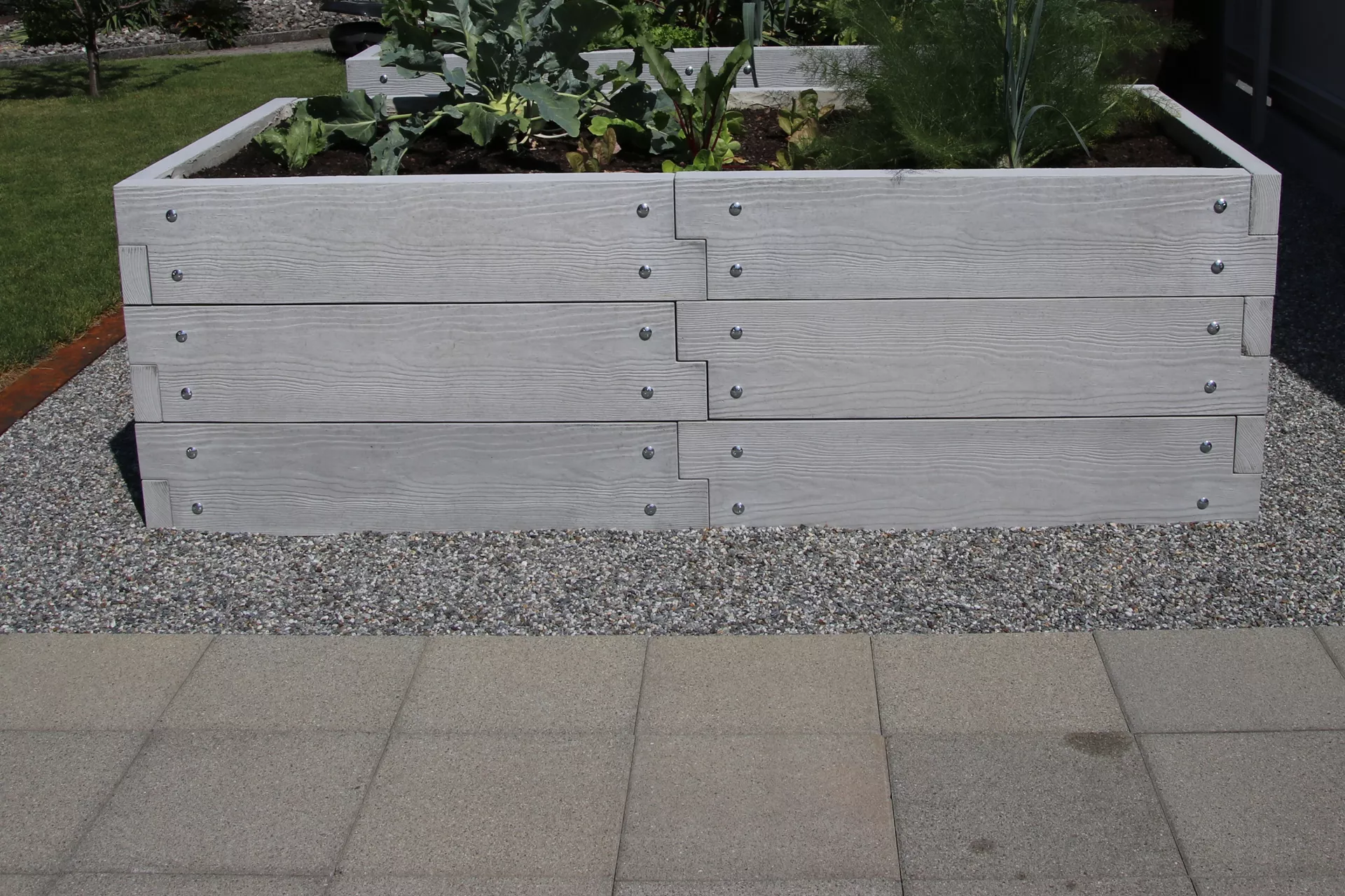 Einzelbrett zu Hochbeet mit Holzstruktur naturgrau strukturiert leicht gefast bewehrt L 120 cm H 25 cm W 6 cm