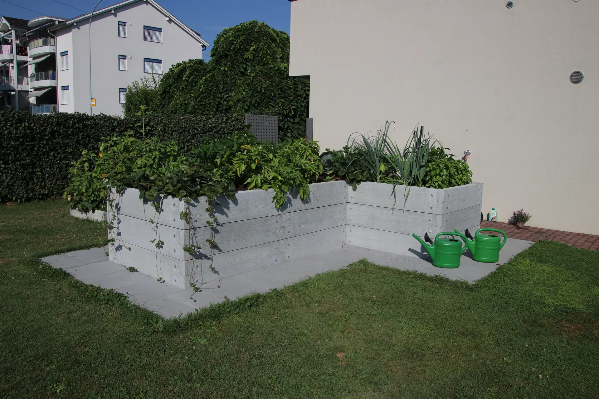 Einzelbrett zu Hochbeet mit Holzstruktur naturgrau strukturiert leicht gefast bewehrt L 120 cm H 25 cm W 6 cm