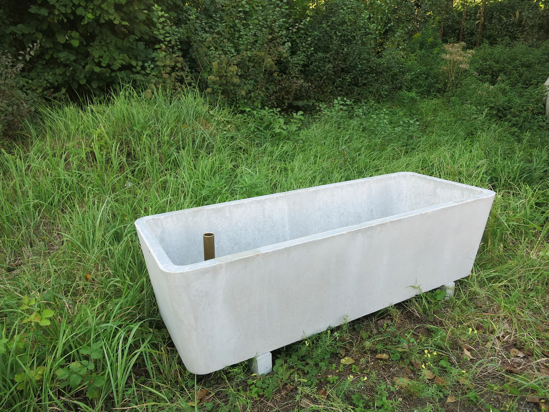 WEIDE Brunnentrog grau abgerieben inkl. Standrohr 1 1/4" L 200 cm B 57 cm H 41.5 cm W 3.5 cm