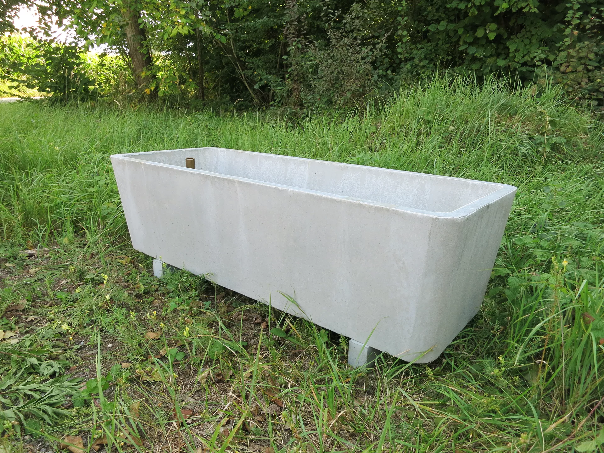 WEIDE Brunnentrog grau abgerieben inkl. Standrohr 1 1/4" L 200 cm B 57 cm H 41.5 cm W 3.5 cm