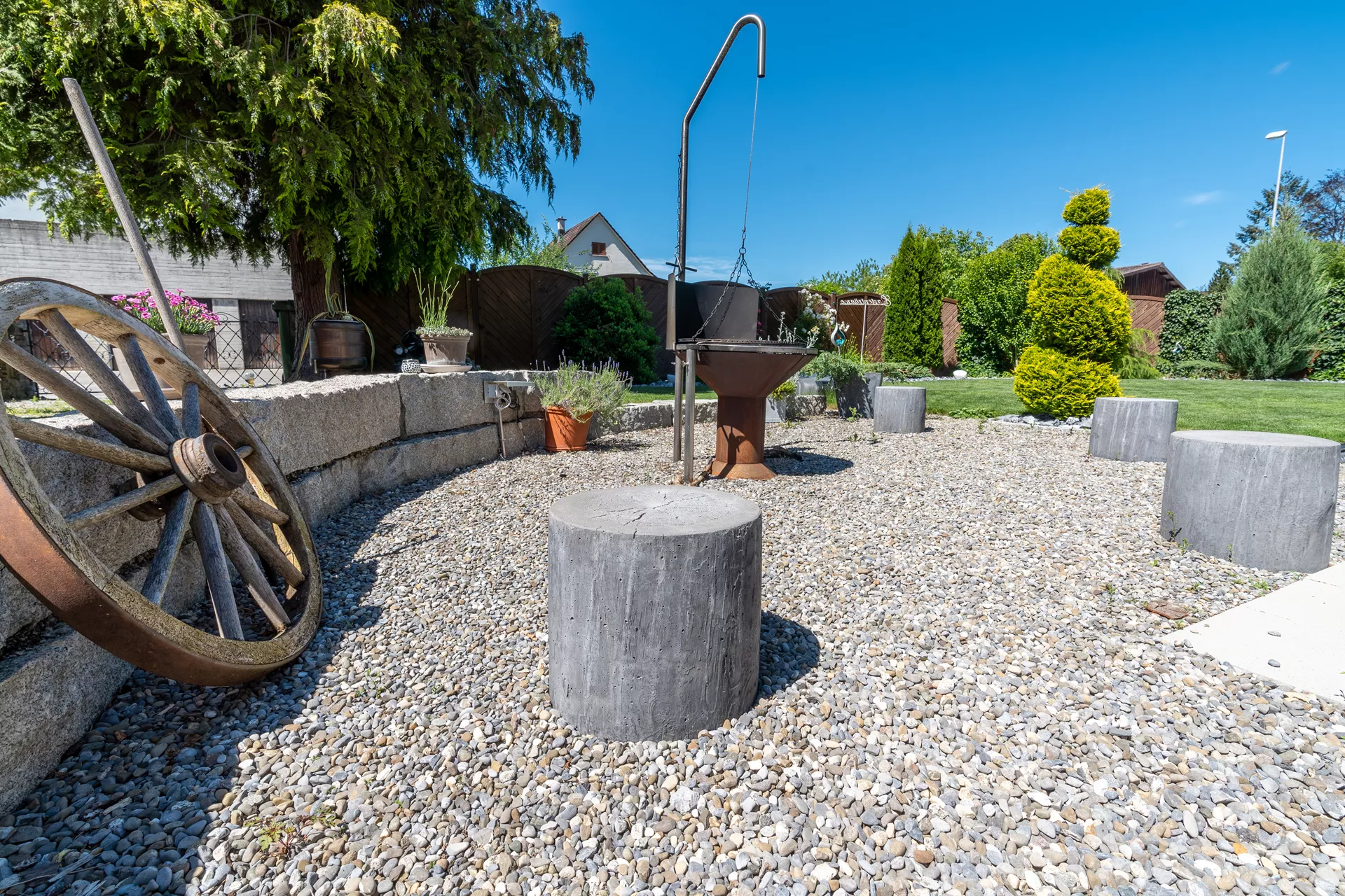 LENIA Hocker mit Holzstruktur naturgrau strukturiert leicht gefast D 40-42 cm H 41 cm