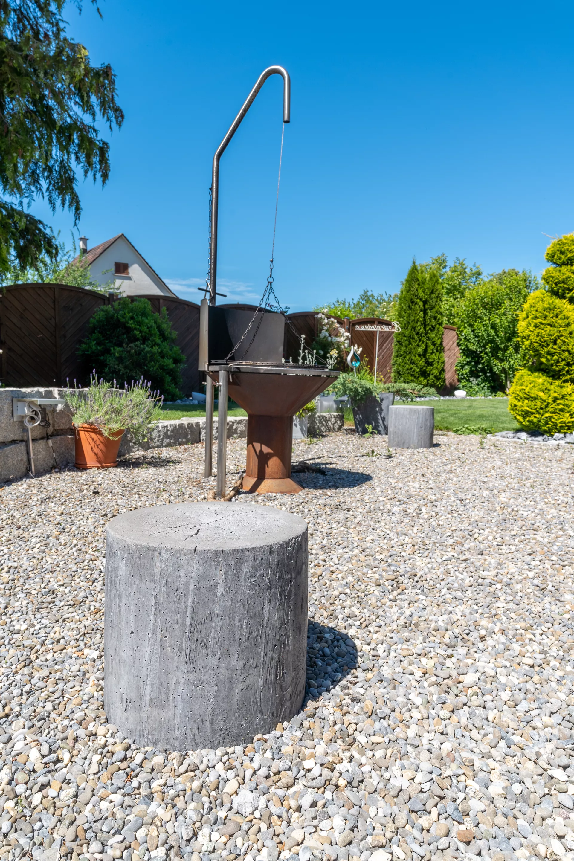 LENIA Hocker mit Holzstruktur naturgrau strukturiert leicht gefast D 40-42 cm H 41 cm