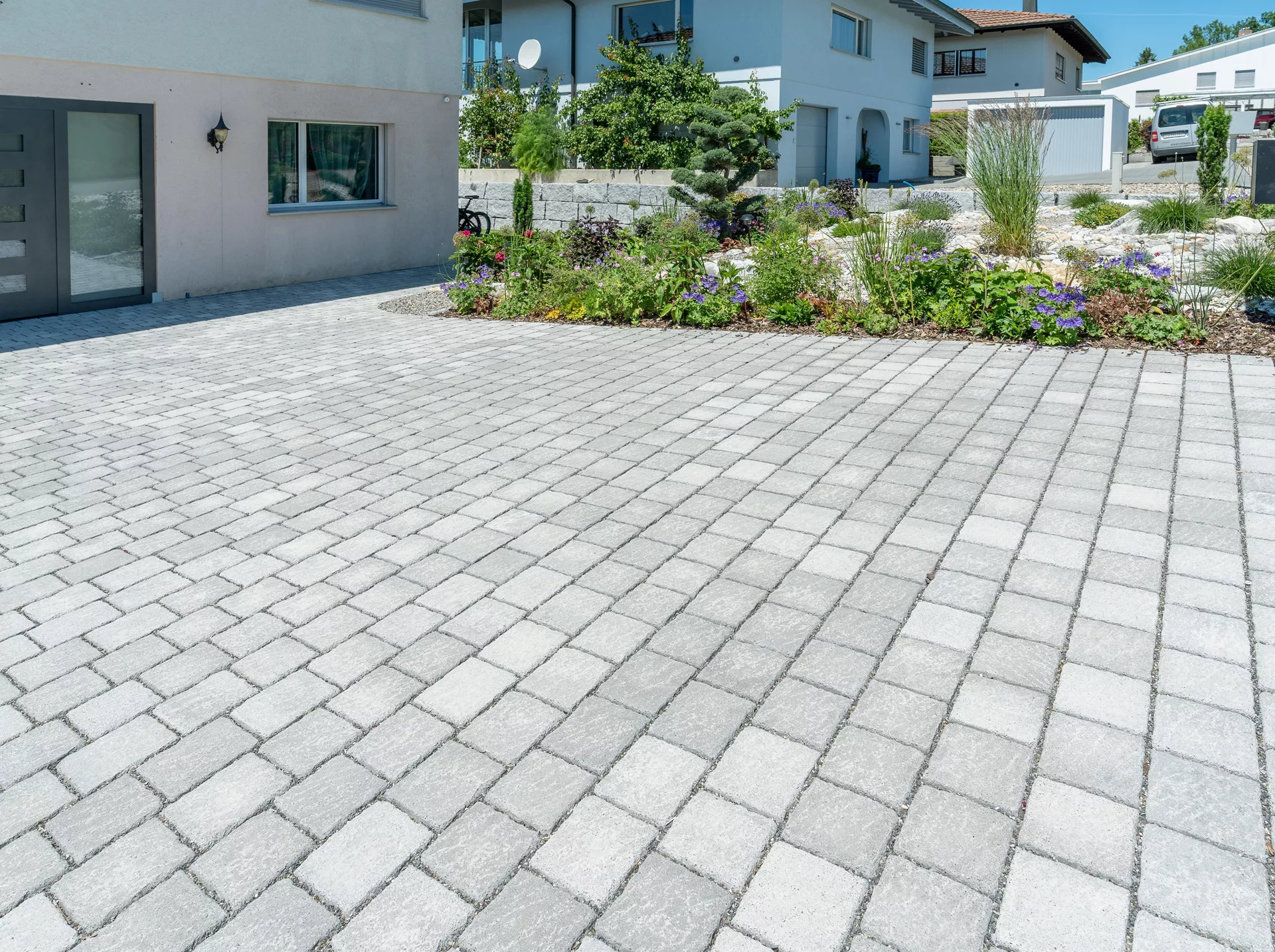 FRIEDA DRAIN Ökostein perlgrau strukturiert Kanten gebrochen L 13.8-16.8 cm B 15.1 cm H 7 cm