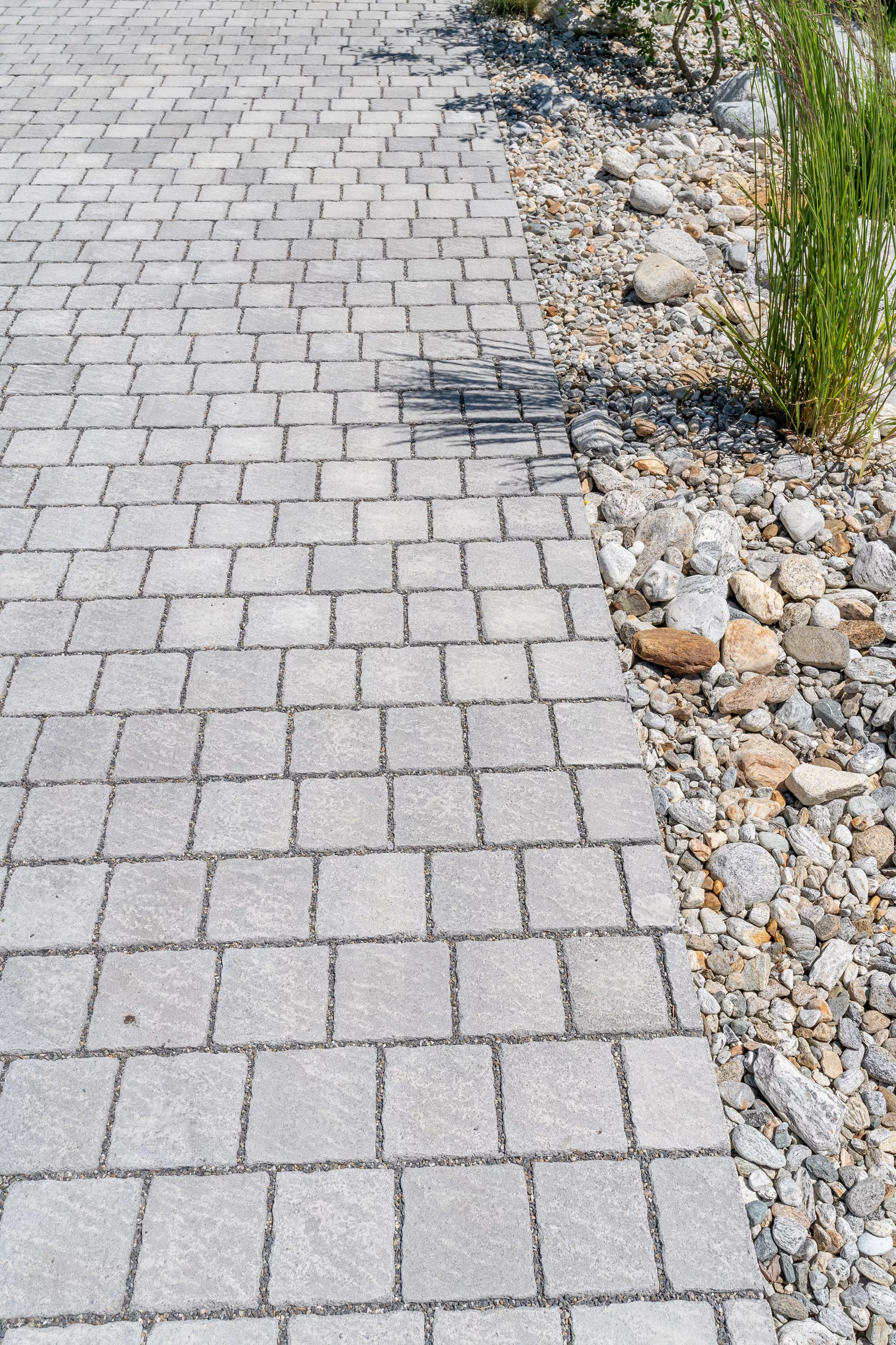 FRIEDA DRAIN Ökostein perlgrau strukturiert Kanten gebrochen L 13.8-16.8 cm B 15.1 cm H 7 cm