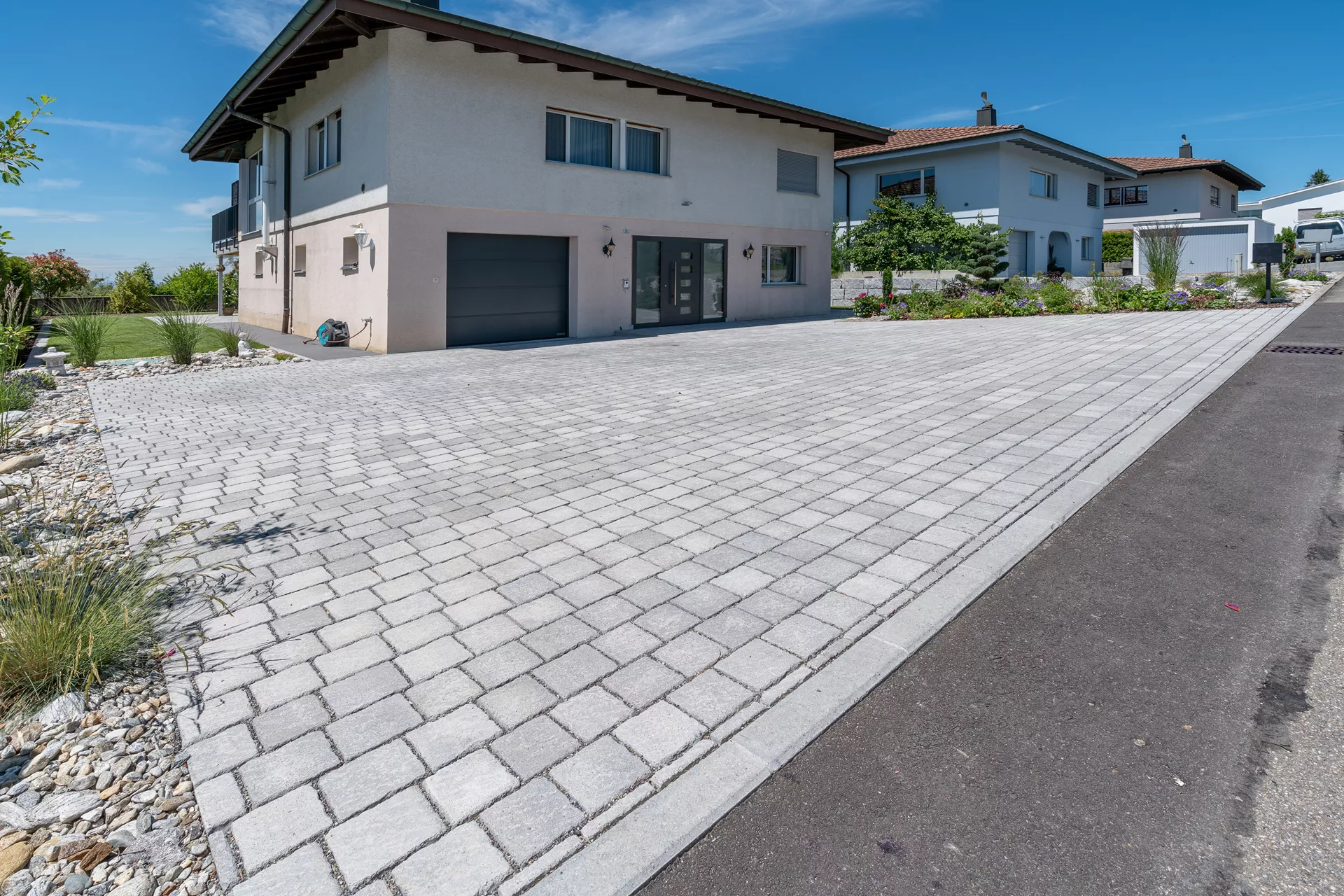 FRIEDA DRAIN Ökostein perlgrau strukturiert Kanten gebrochen L 13.8-16.8 cm B 15.1 cm H 7 cm