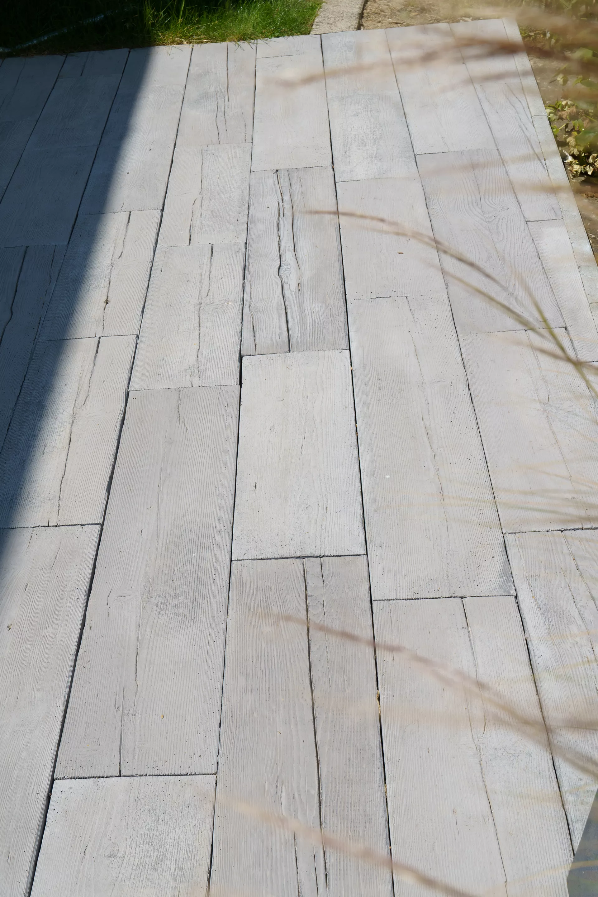 LENIA Gartenplatte mit Holzstruktur Normalplatte naturgrau strukturiert gerundet L 88-89 cm B 24.5-25.5 cm H 5 cm