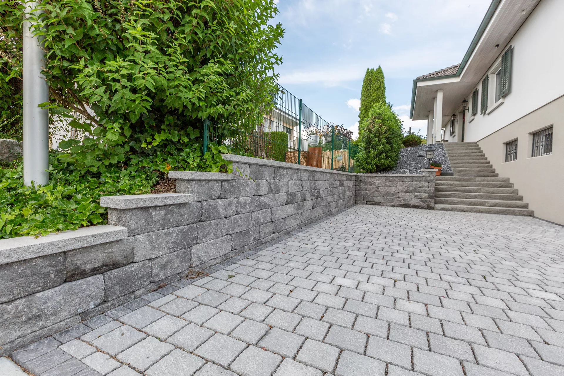 FRIEDA DRAIN Ökostein perlgrau strukturiert Kanten gebrochen L 13.8-16.8 cm B 15.1 cm H 7 cm