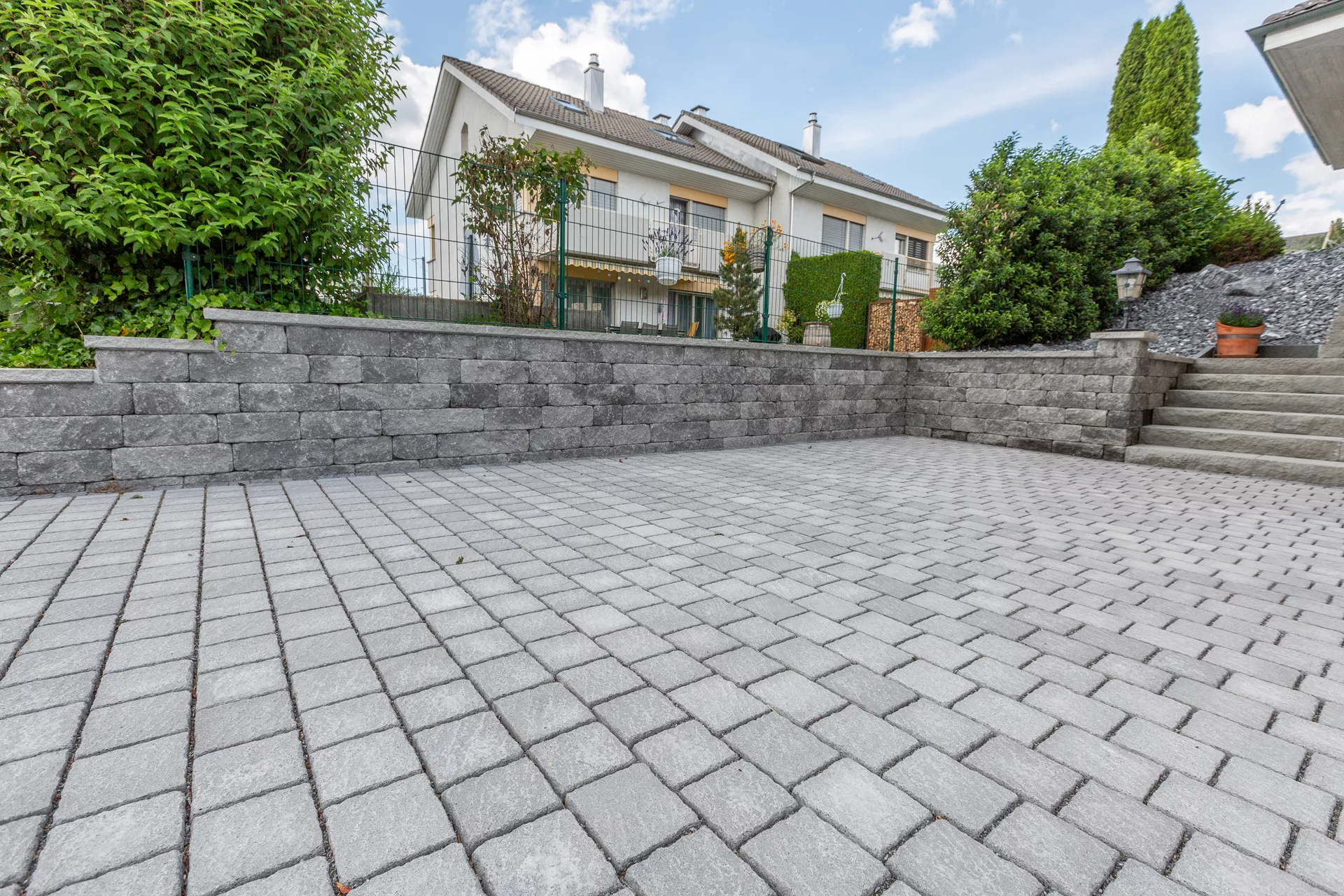 FRIEDA DRAIN Ökostein perlgrau strukturiert Kanten gebrochen L 13.8-16.8 cm B 15.1 cm H 7 cm