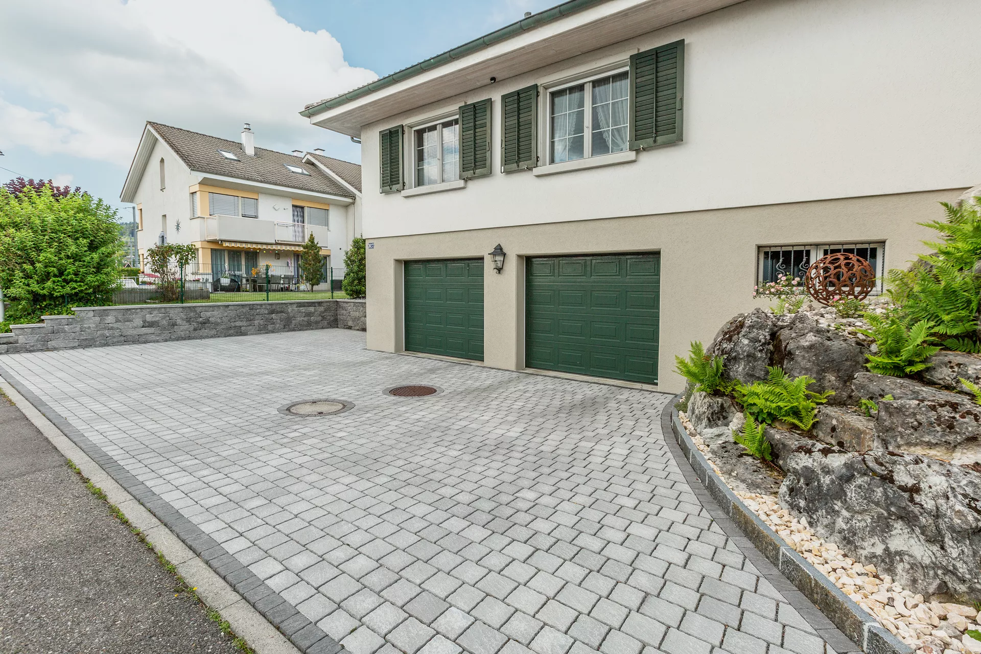 FRIEDA DRAIN Ökostein perlgrau strukturiert Kanten gebrochen L 13.8-16.8 cm B 15.1 cm H 7 cm