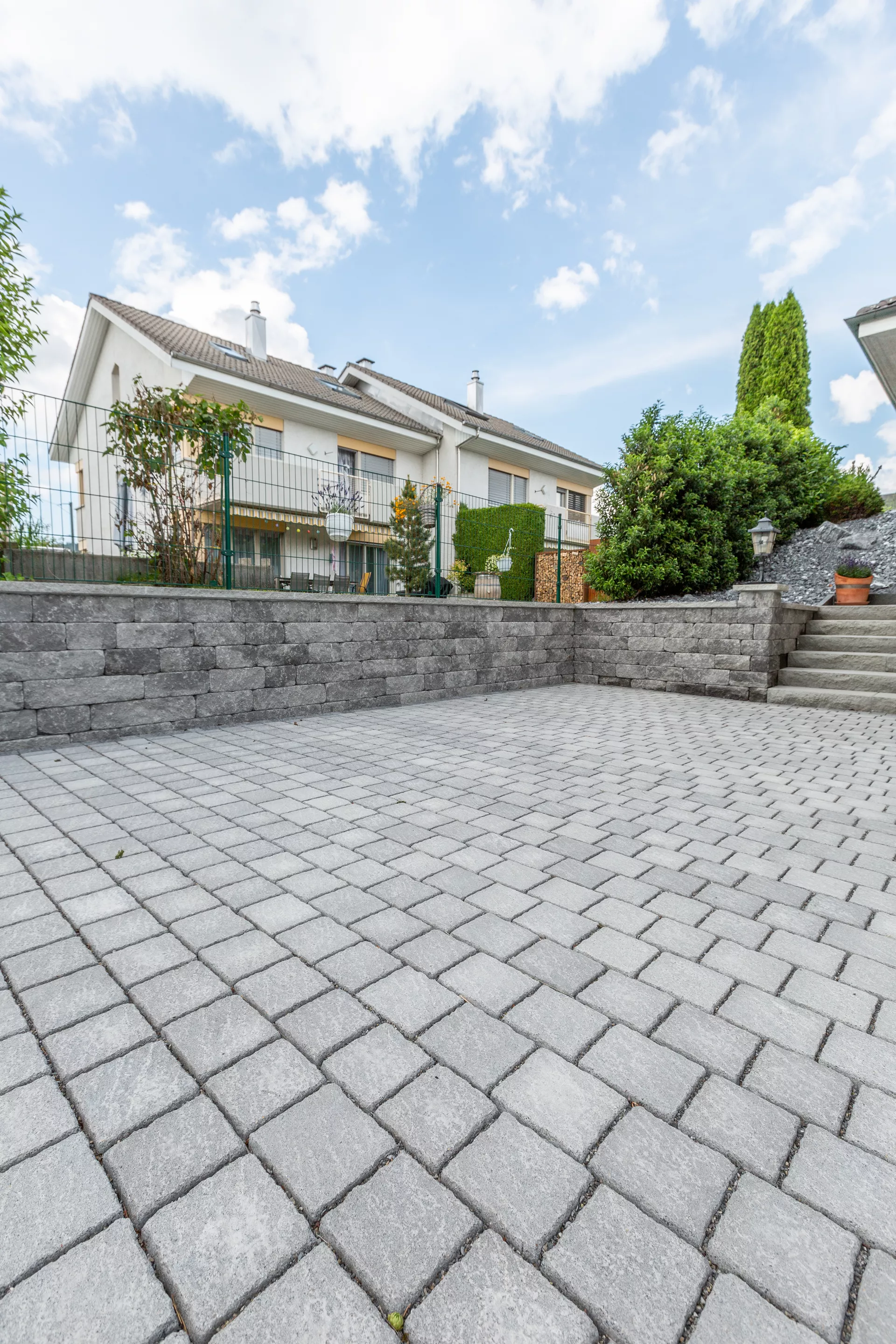 FRIEDA DRAIN Ökostein perlgrau strukturiert Kanten gebrochen L 13.8-16.8 cm B 15.1 cm H 7 cm