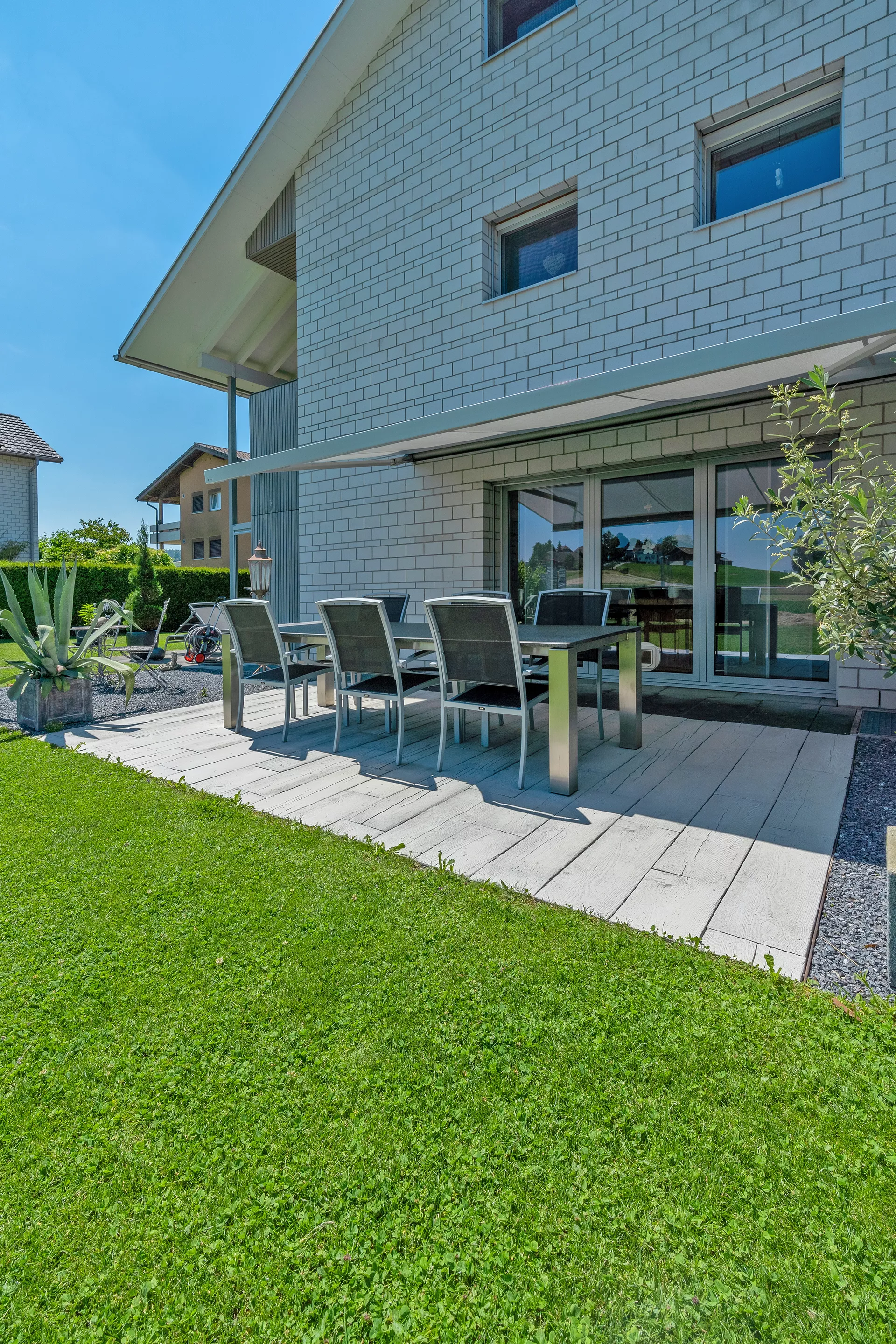 LENIA Gartenplatte mit Holzstruktur Normalplatte naturgrau strukturiert gerundet L 88-89 cm B 24.5-25.5 cm H 5 cm