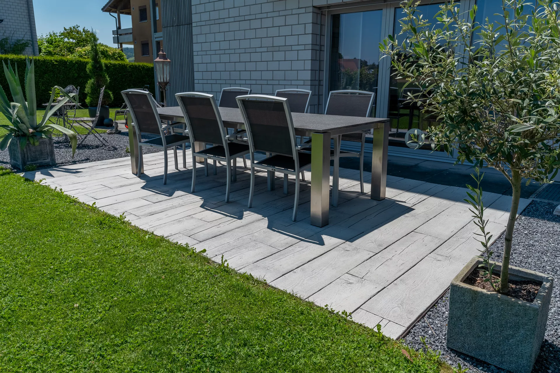 LENIA Gartenplatte mit Holzstruktur Normalplatte naturgrau strukturiert gerundet L 88-89 cm B 24.5-25.5 cm H 5 cm