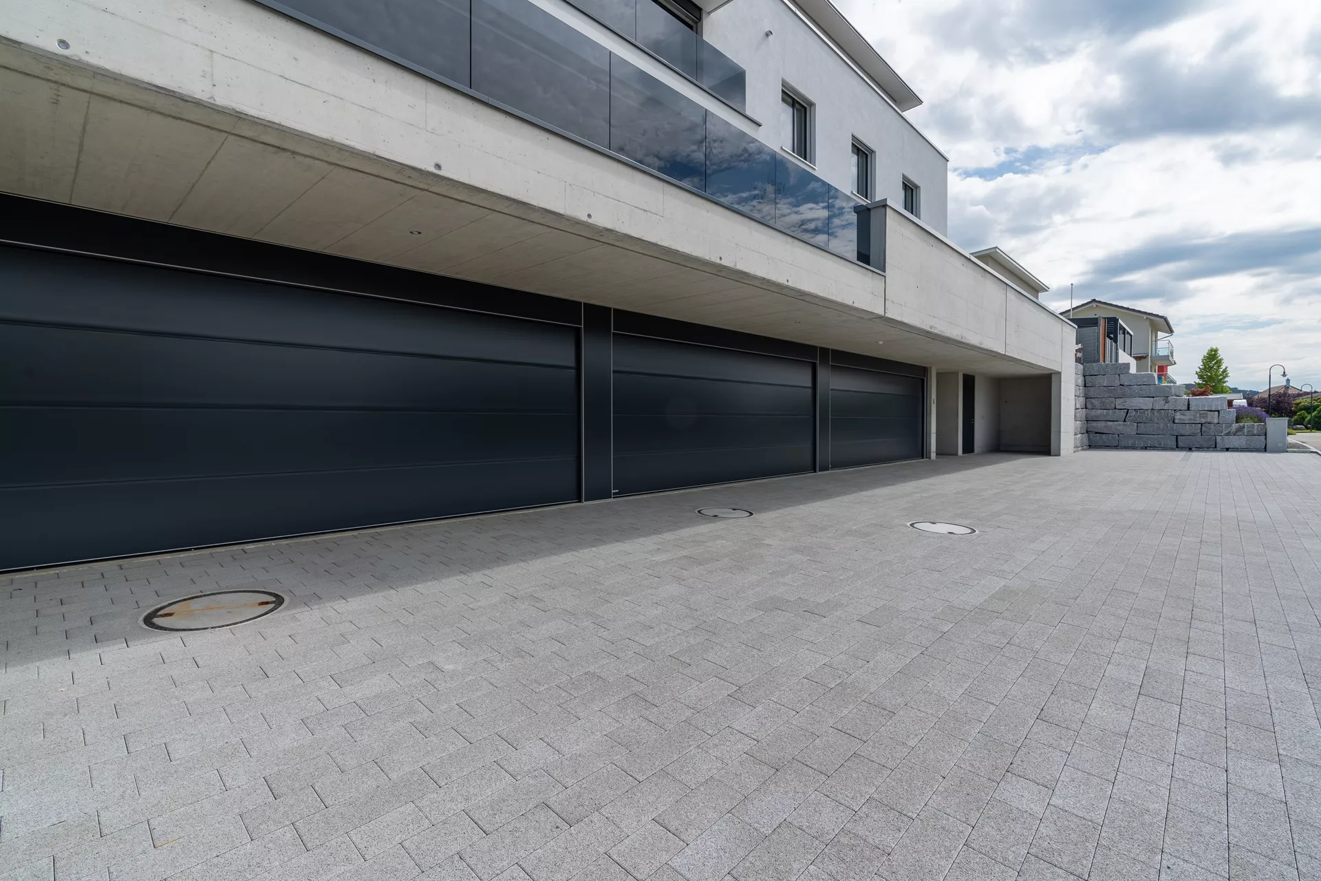 RAINA Sickerstein fino mit Nocken grau haufwerksporig fein gefast L 20-40 cm B 15 cm H 8 cm