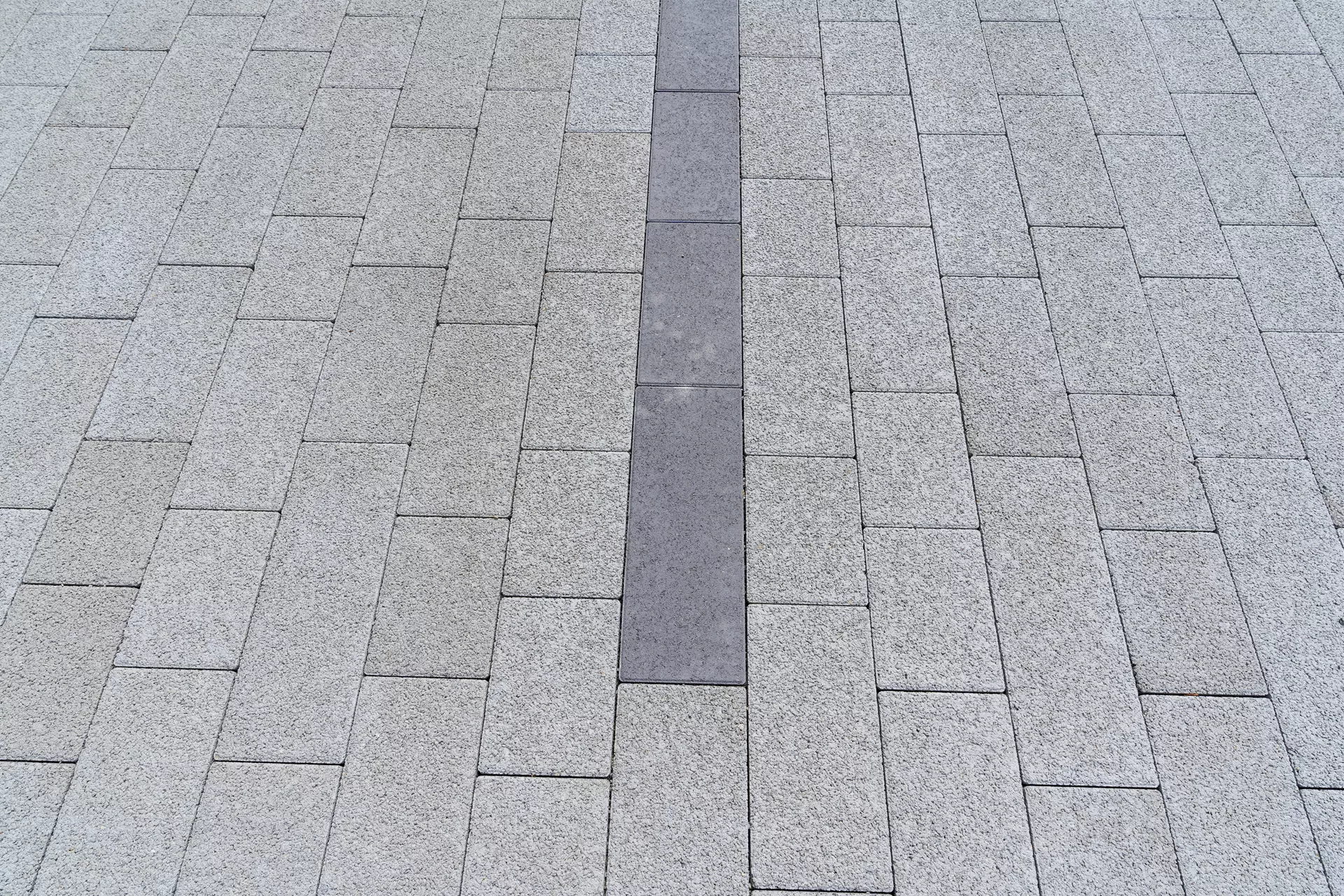 RAINA Sickerstein fino mit Nocken grau haufwerksporig fein gefast L 20-40 cm B 15 cm H 8 cm