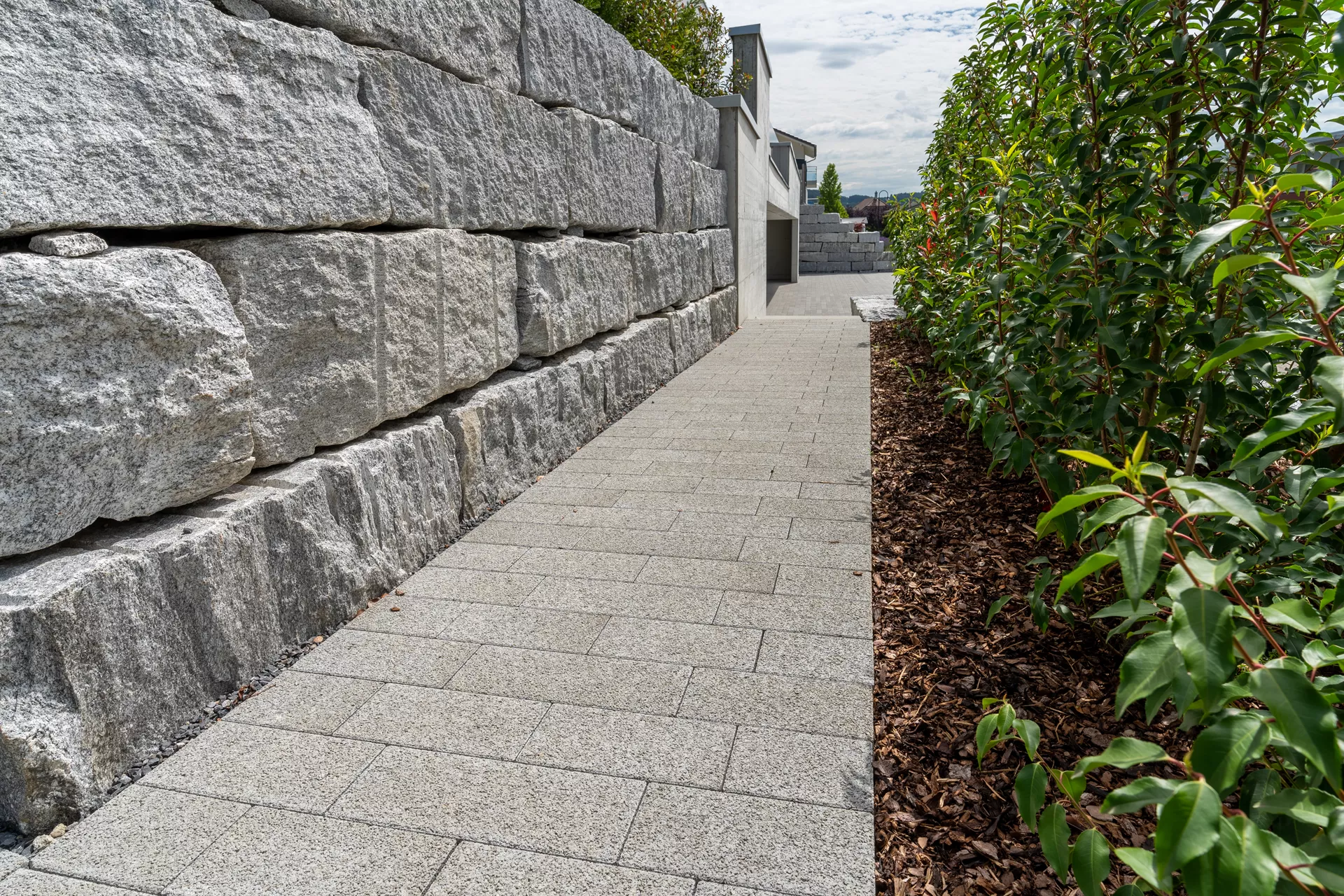 RAINA Sickerstein fino mit Nocken grau haufwerksporig fein gefast L 20-40 cm B 15 cm H 8 cm