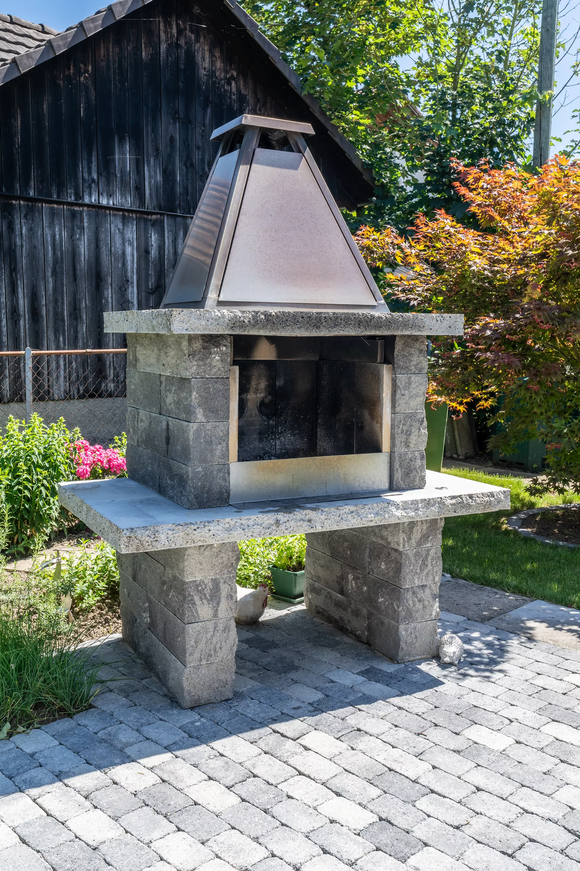 SANTURO Cheminée mit Chromstahlhut Set aus Spaltsteinmauerstein gespalten grau inkl. Betonplatten u. Schamott-Steinen