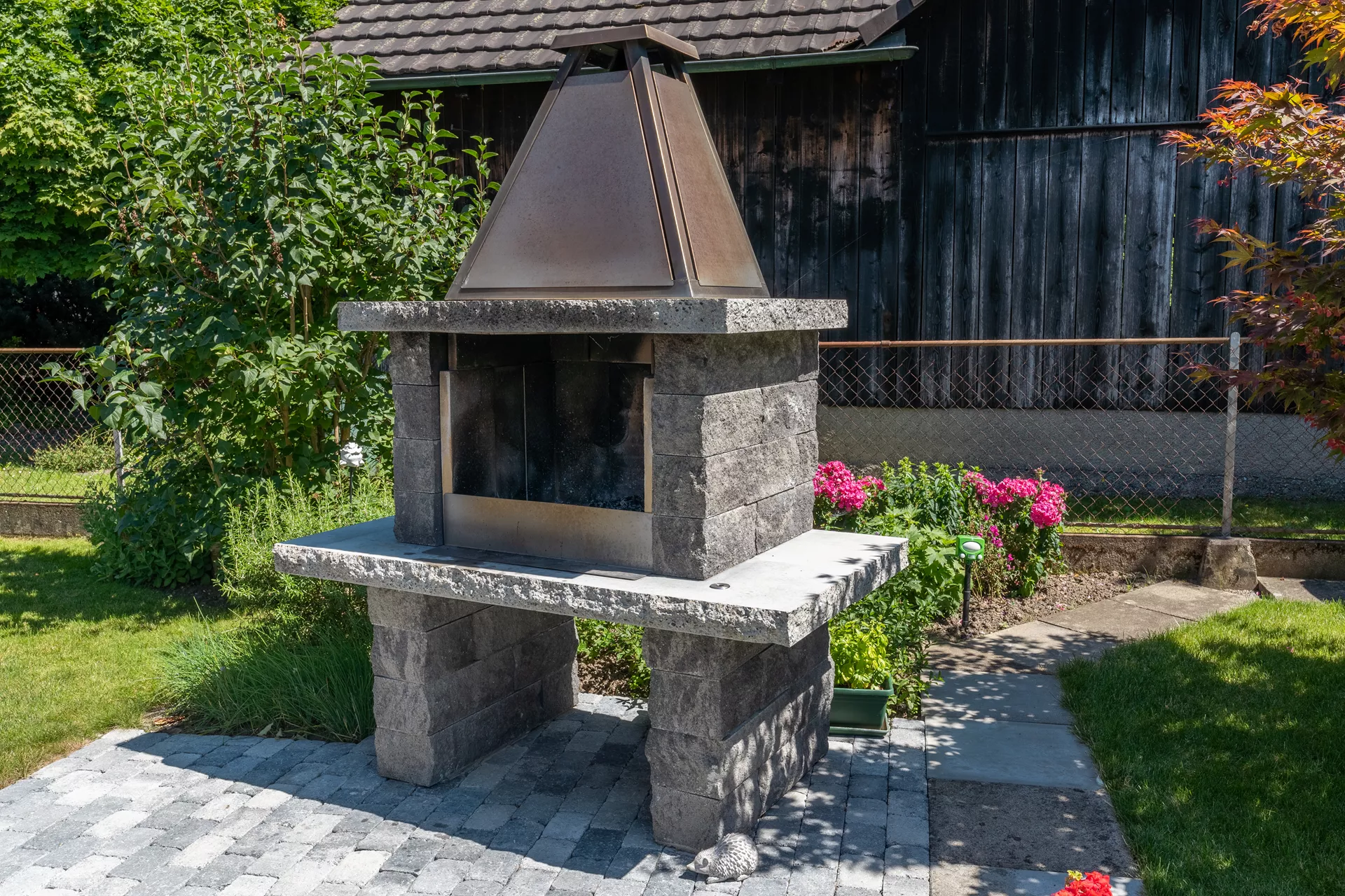 SANTURO Cheminée mit Chromstahlhut Set aus Spaltsteinmauerstein gespalten grau inkl. Betonplatten u. Schamott-Steinen