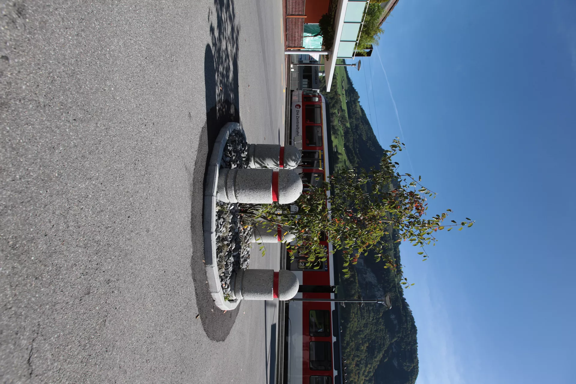 BRÜNIG Wehrstein grau gestrahlt Typ 1 mit reflektierendem Band D 30 cm H 70 cm